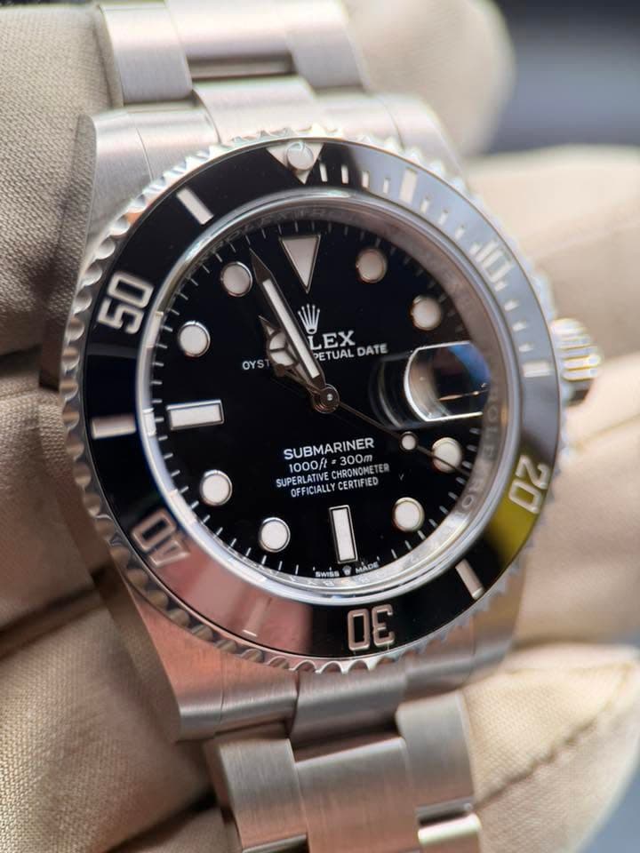 May be an image of wrist watch and text that says '50 I0 OY PETUAL LEX LEFUALDATE ETUALDATE DATE SUBMARINER 300m 1000ft CHRONOMETE HRONOME SUPERLATIVE OFFICIALLY CERTIFIED…