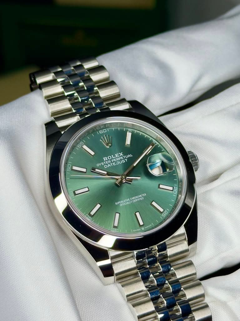 May be an image of wrist watch and text that says ' I ROLEX YSTERPERPET EODERPETUA PERPETUAL TUAL OYSTER DAT EJUST DATEJ I 적으 20 CHRONOMETER ER TER SUPERLATIVE CERTIFIED OFFICIALL…