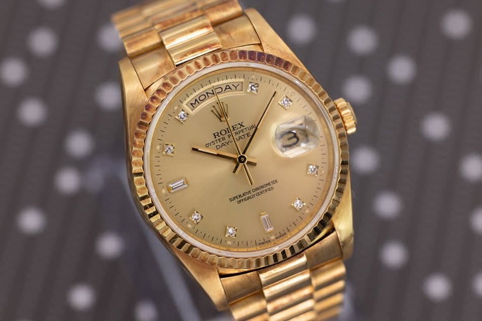 May be an image of wrist watch and text that says 'MONDAY 茶 城 M OYSTER OYS DAM OYSTER RC EX SATE RPETUA ATE DAY 愛 3 I SUPER OFFICIALEY SUPERLATIVE CHRONOMETER CERTIFIED 安 営'