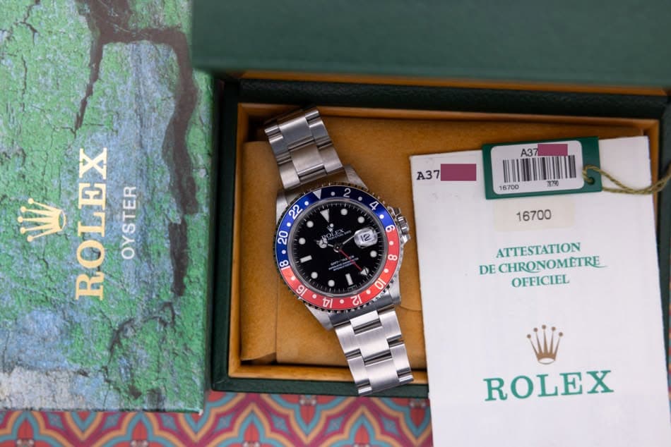 May be an image of wrist watch and text that says 'A37 22 แเฟี่ A37 d B 8 ROLEX OLU 5 OYSTER 16700 ထ 6 0 - ۱2 ולם ATTESTATION DE CHRONOMETRE OFFICIEL ROLEX'