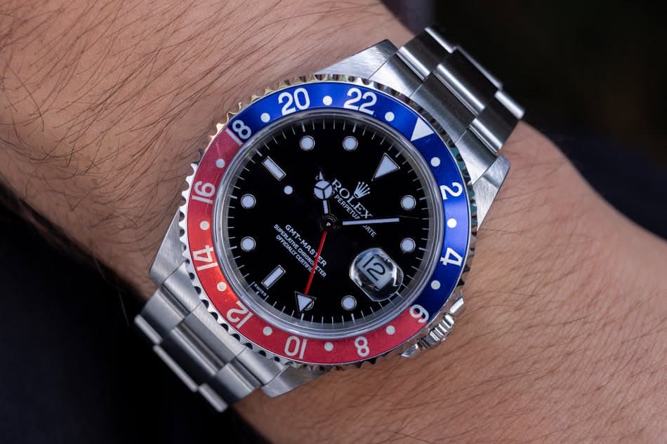 May be an image of wrist watch and text that says ' ROLEX CB OL PERPETUP SUP OFFICIALLY CHRONO ATVEMAS aps MAS OFPLATS PERAT GMT- PERLATIVECNRON YCENEN CERTICE ER ETER I0 O 8'