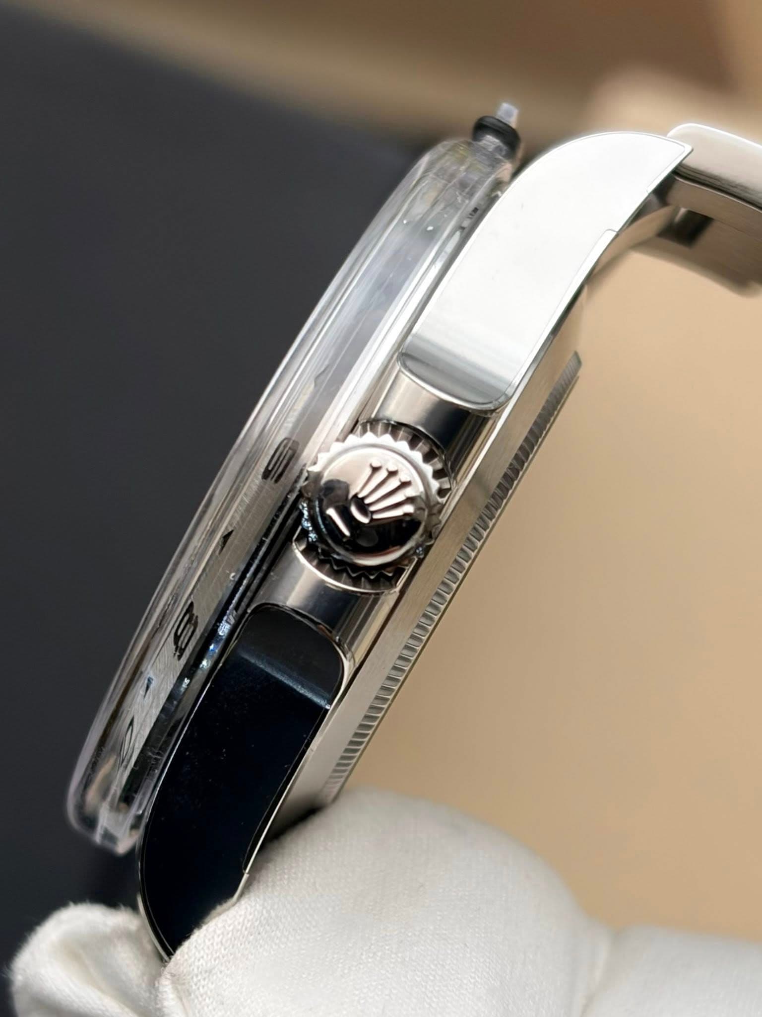 May be an image of wrist watch and text that says '1信'