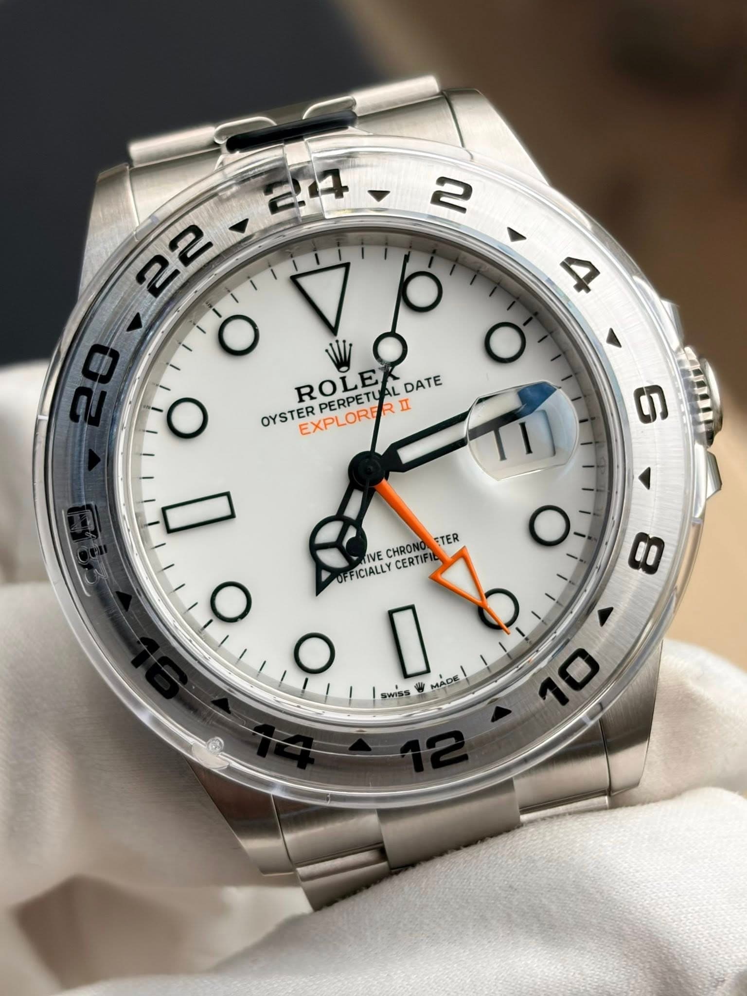 May be an image of wrist watch and text that says '4 2r4 O W ROLE ROLERDATE LE AL DATE O OYSTER PERPETU EXPLORER II ١ CHRONO O O OFFICIALLY CERTIFI O ل TER O wiss WISS MADE 10 6…