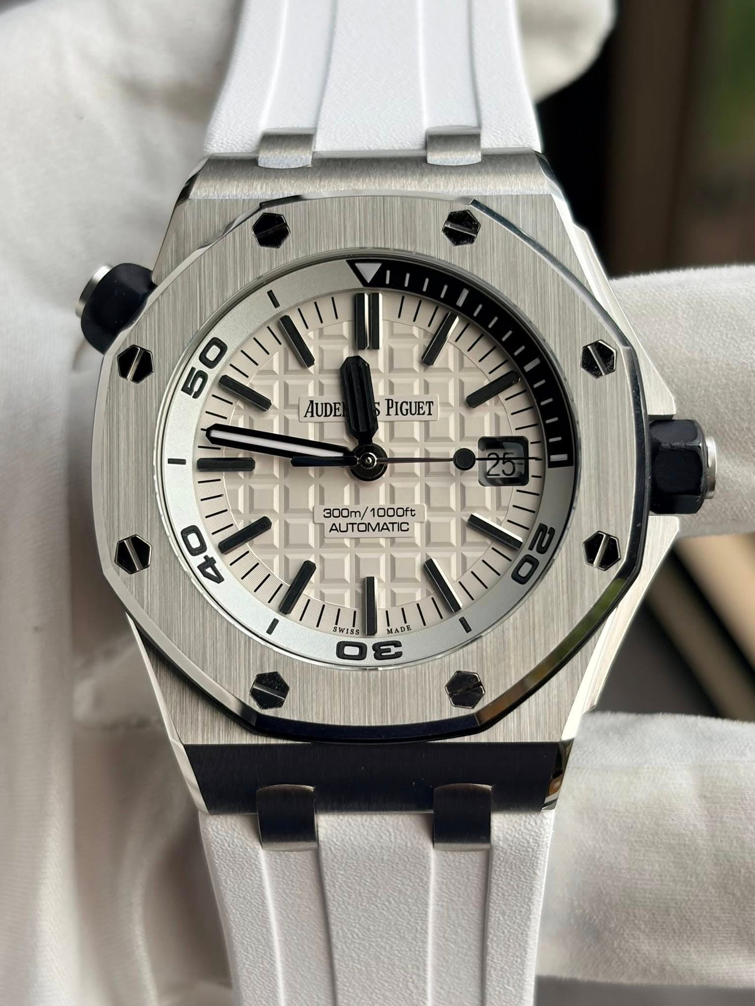 May be an image of wrist watch and text that says '50 AUDE PIGUET PIGUET 300m/ 300m/1000ft 1000ft AUTOMATIC 40 SWISS MADE MADE'
