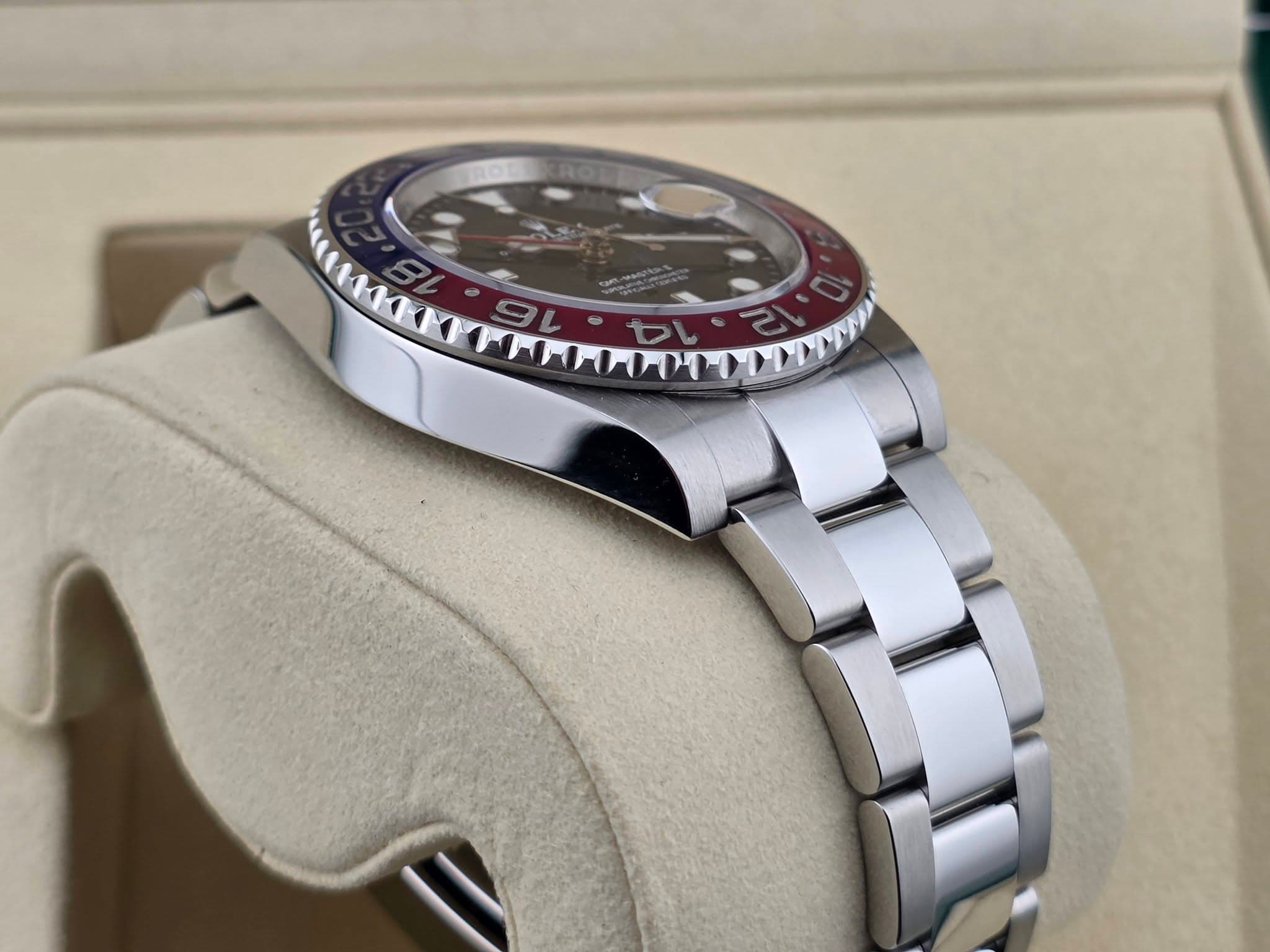 May be an image of wrist watch and text that says 'TROUE NOS SL ወቅኤያ'