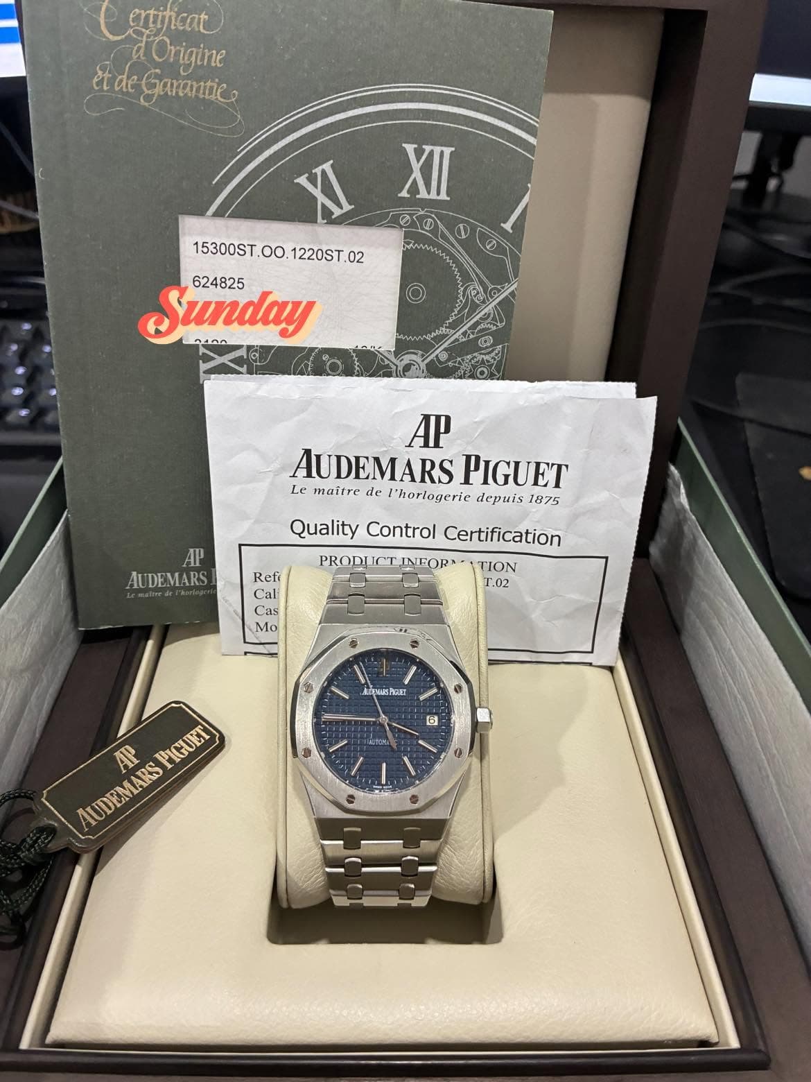 May be an image of wrist watch and text that says 'ertificat Origine Ganantie XII XI 15300ST. 00. 1220ST. 15300ST.00.1220ST.02 02 Sunday สุง AP AUDEMARS PIGUET Le maitre…