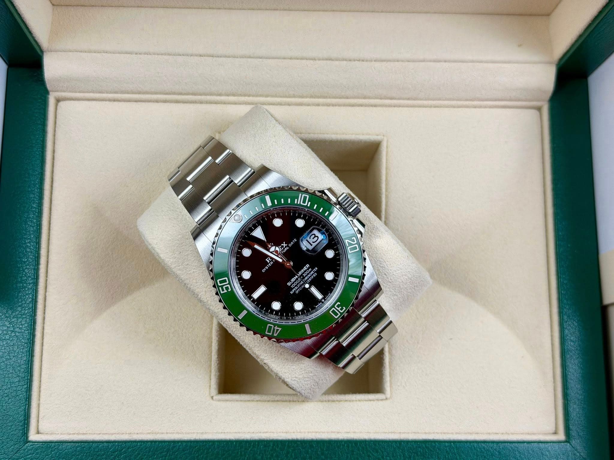 May be an image of wrist watch and text that says '10 O 11 ฟมต 13 F 20 50 ক 02 I vO س 40'