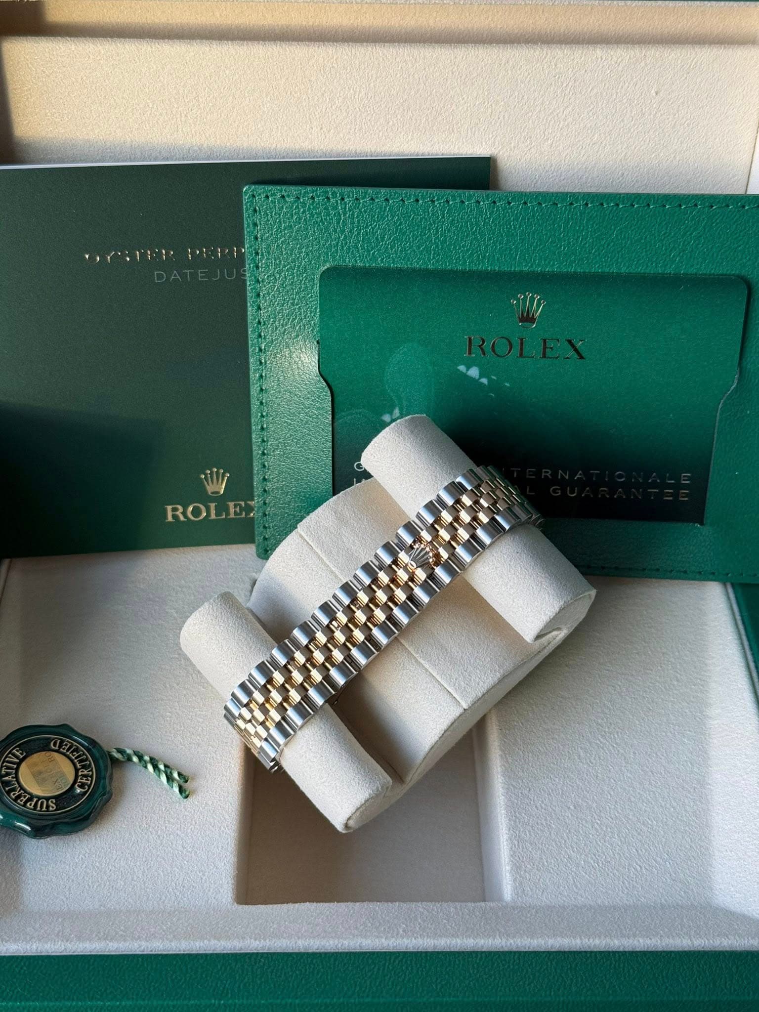 May be an image of wrist watch and text that says 'W ROLE'