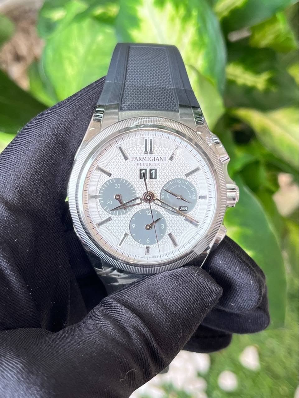 May be an image of wrist watch and text that says 'il II PARMIGIANI 30 n1 1 n ® 20 Wy N M 整 12 12 Oo JAN 9 Y 3 6'