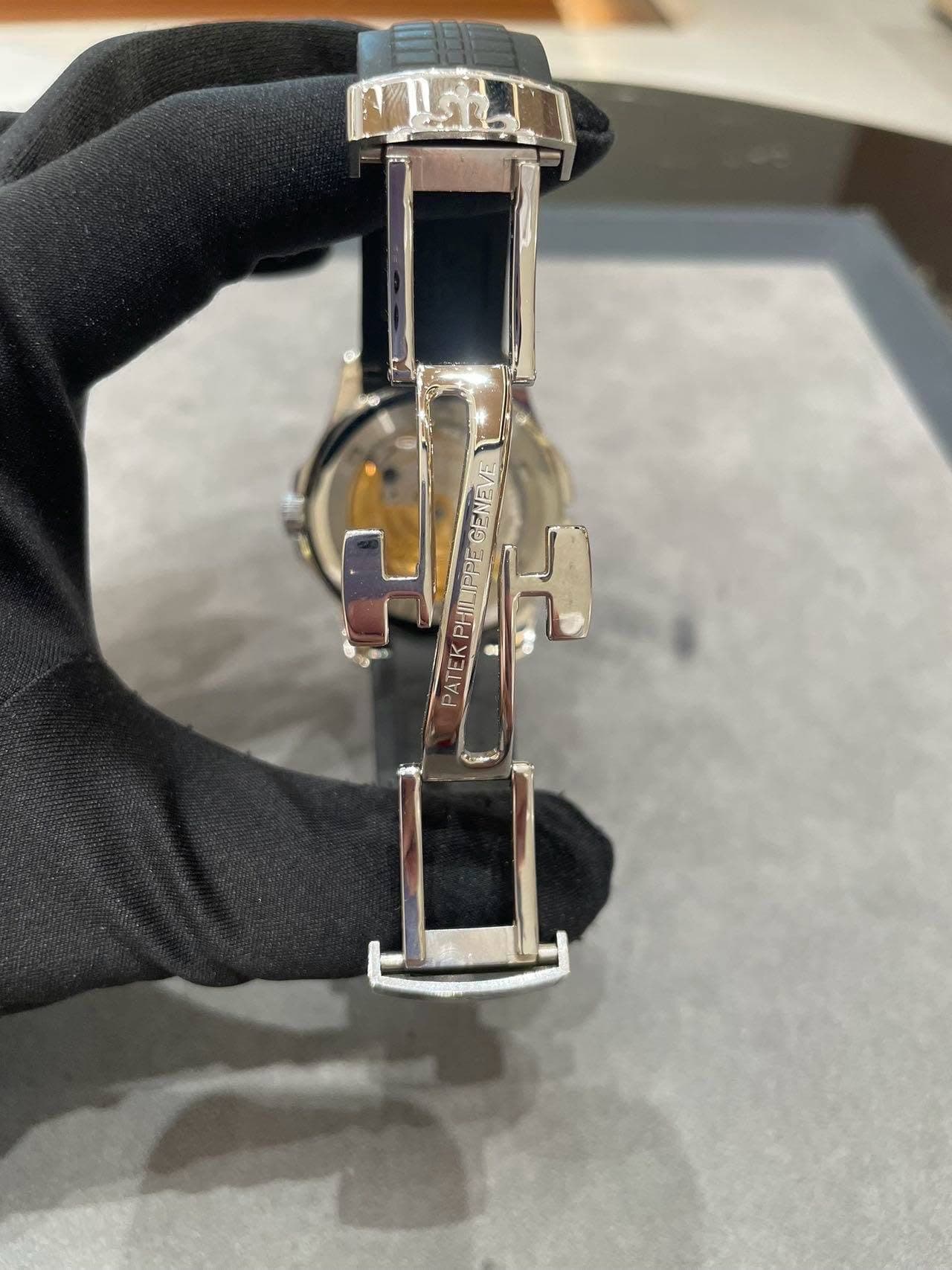 May be an image of wrist watch and text that says 'PATEKPHILIPPEGENEVE イ RENE GENEL PHILIPPE PATEK'