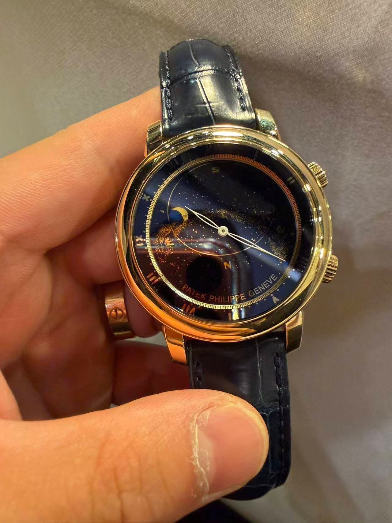 May be an image of wrist watch and text that says 'u YADY P DAL LMP NEVE.'