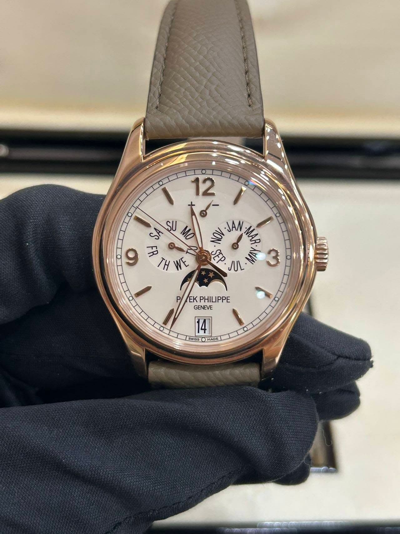 May be an image of wrist watch and text that says '٥ SU cs 6 12 0 JAN جد MAR ላዉ A 3 JUL พ KKTI P EK EKPHILIPPE GENEVE 14 SMtS MES_OMADE MADE C'