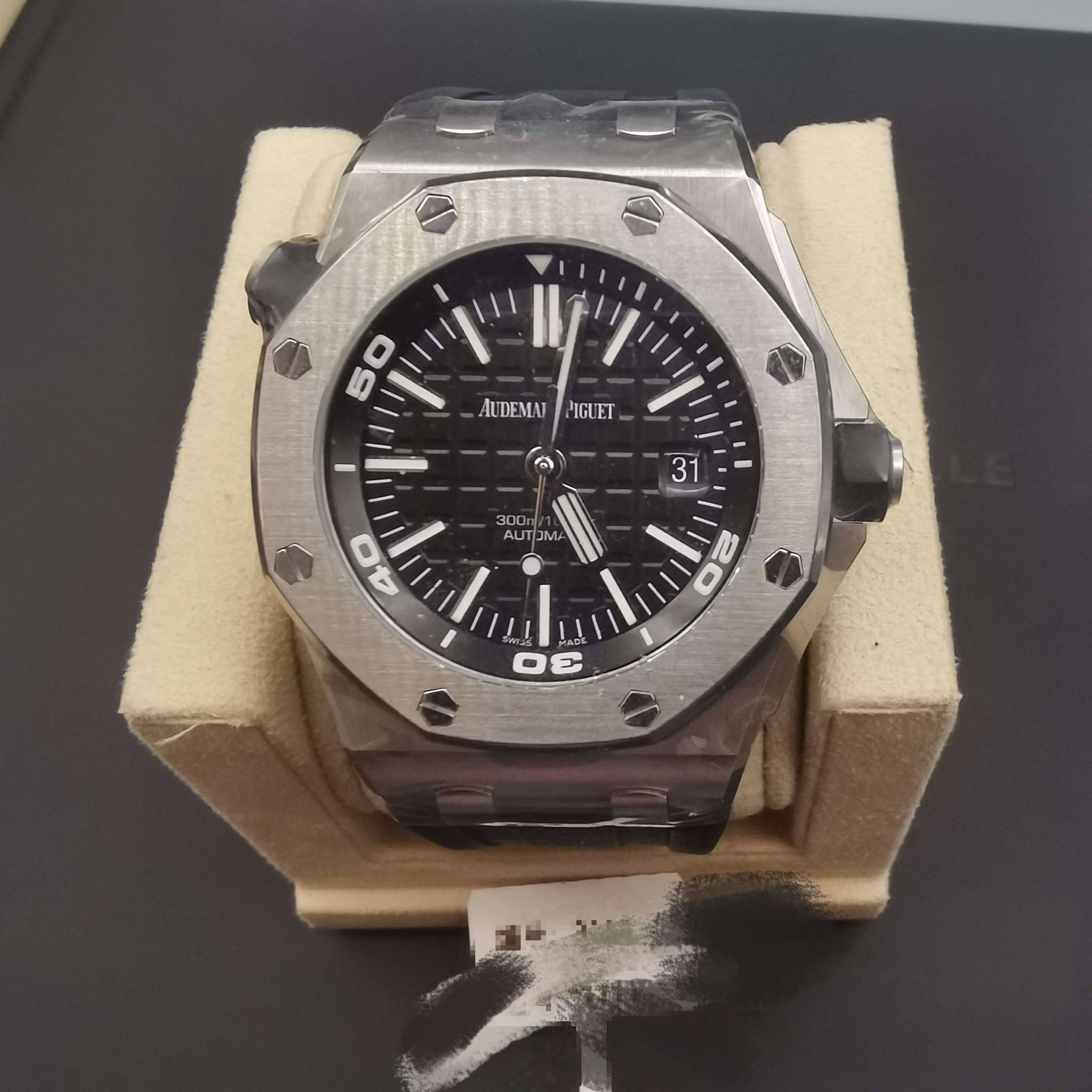 May be an image of wrist watch and text that says 'AUDEMATPIGLET AUDEMAT PIGUET 31 300 AUT AUTOMA D 40 4'