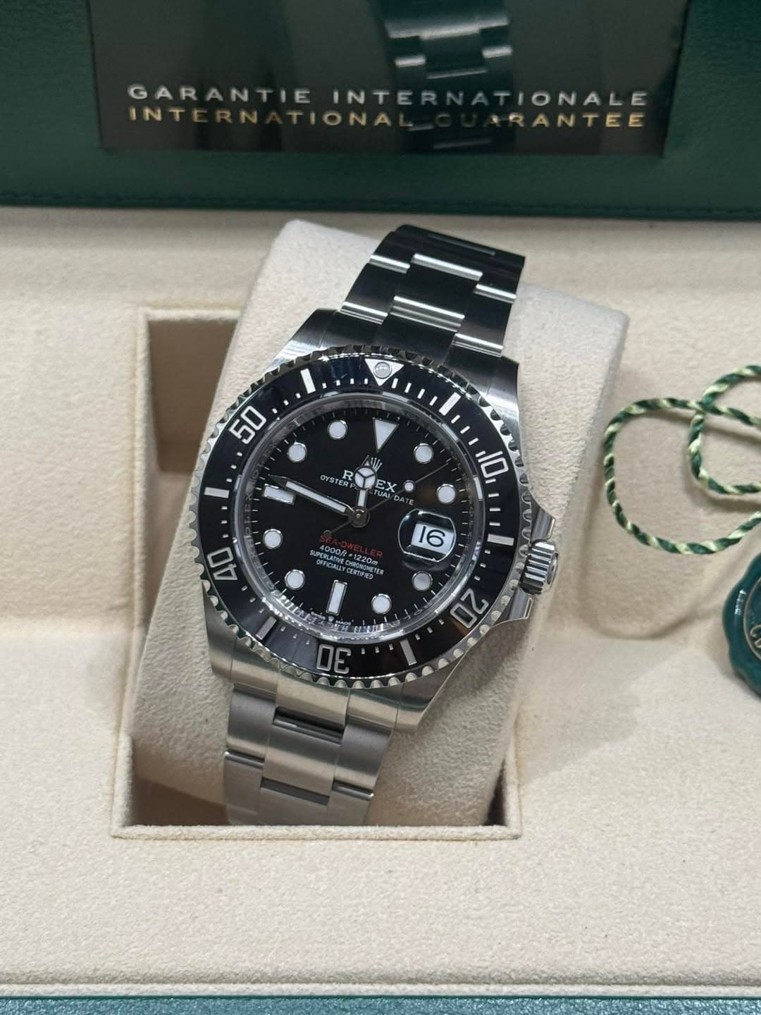 May be an image of wrist watch and text that says 'GARANTIE INTER INT INTERNAT INTERNATIONAL TIONA TIONALE HRANTEE 50 OYSTER YSTE EX Ε VAL 10 40 INY 400DA nAnyc 1220m 16 メ 20 30'