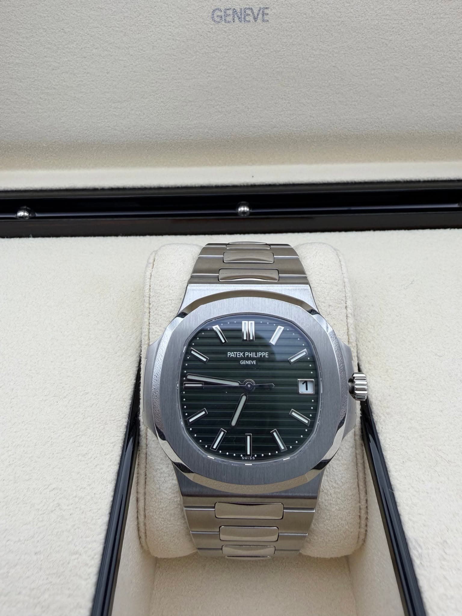 May be an image of wrist watch and text that says 'GENEVE ゆわ MNOON PATEK PHILIPPE GENEIE 7 1 tea I'
