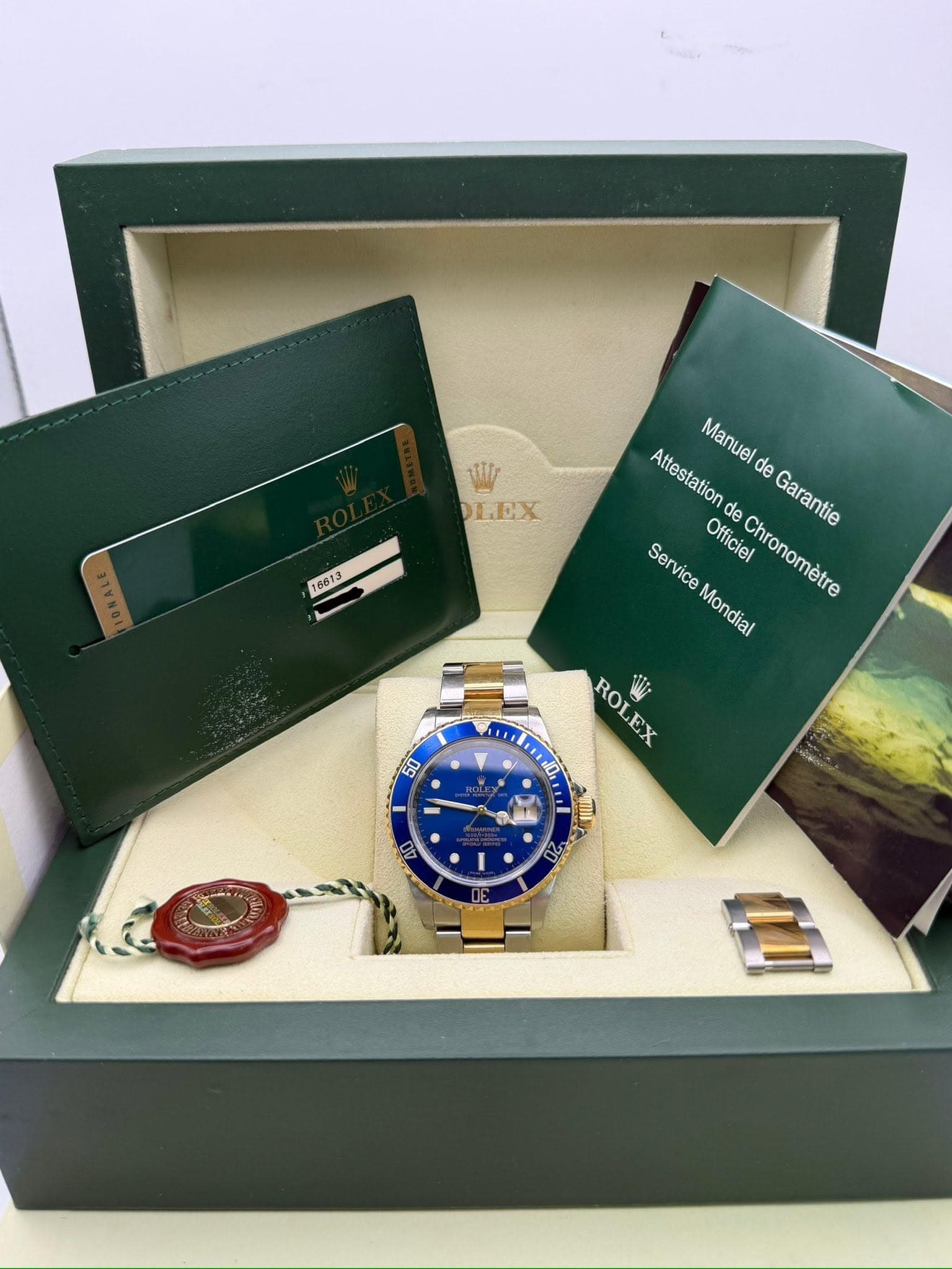May be an image of wrist watch and text that says 'V DLPX 16613 Manuel de Attestation de Garantie Service Officiel C Chronomètre Mondial L 50 ROLEX i ROLEX RO EX 40 일 20 1'
