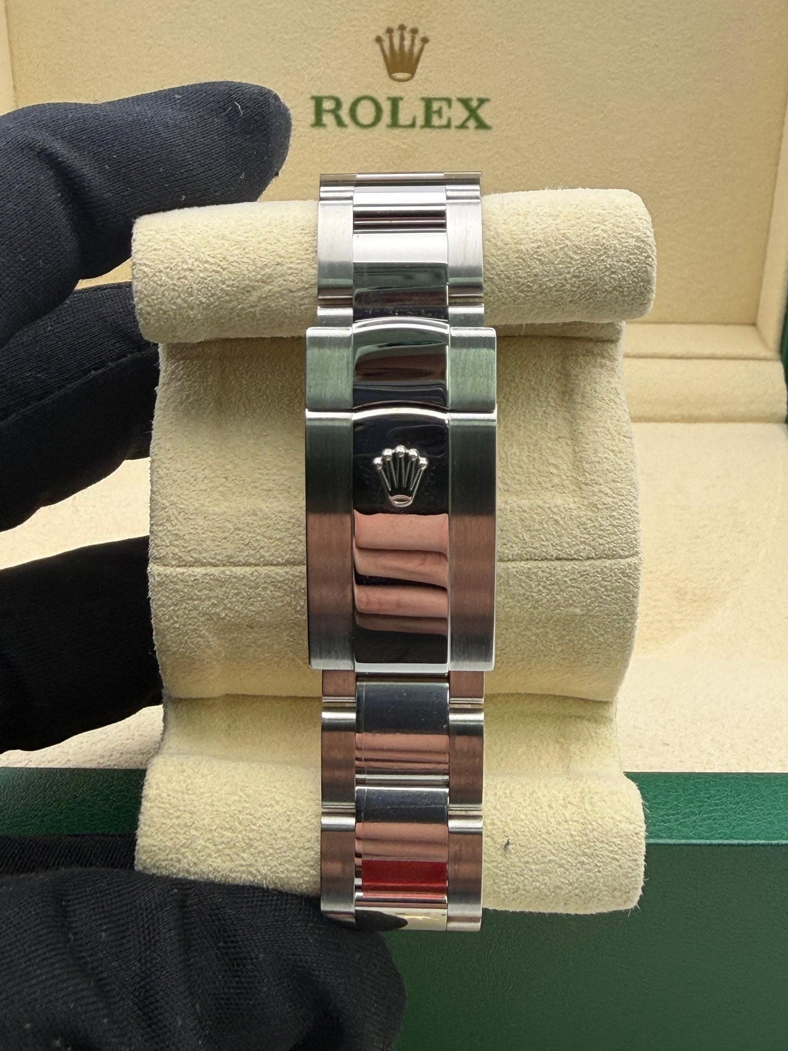 May be an image of wrist watch and text that says 'ROLEX'