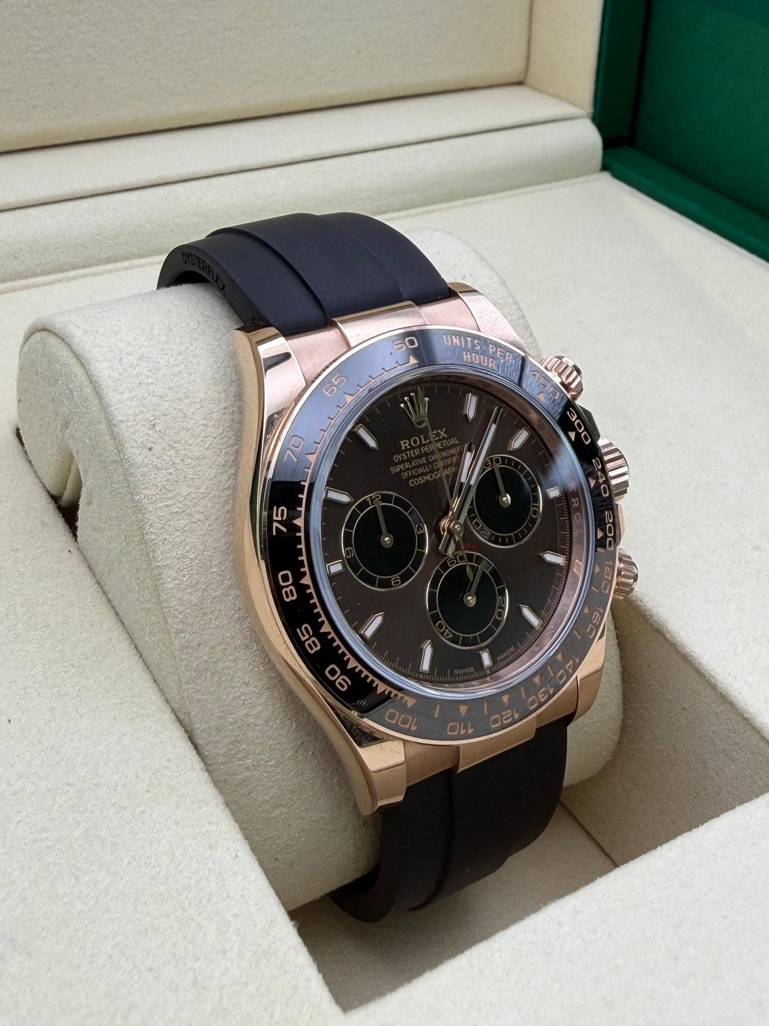 May be an image of wrist watch and text that says '65 50 UNITS-PER สุเบิ UNIT اباب HOUR I 70 75 80 A whe ปี'
