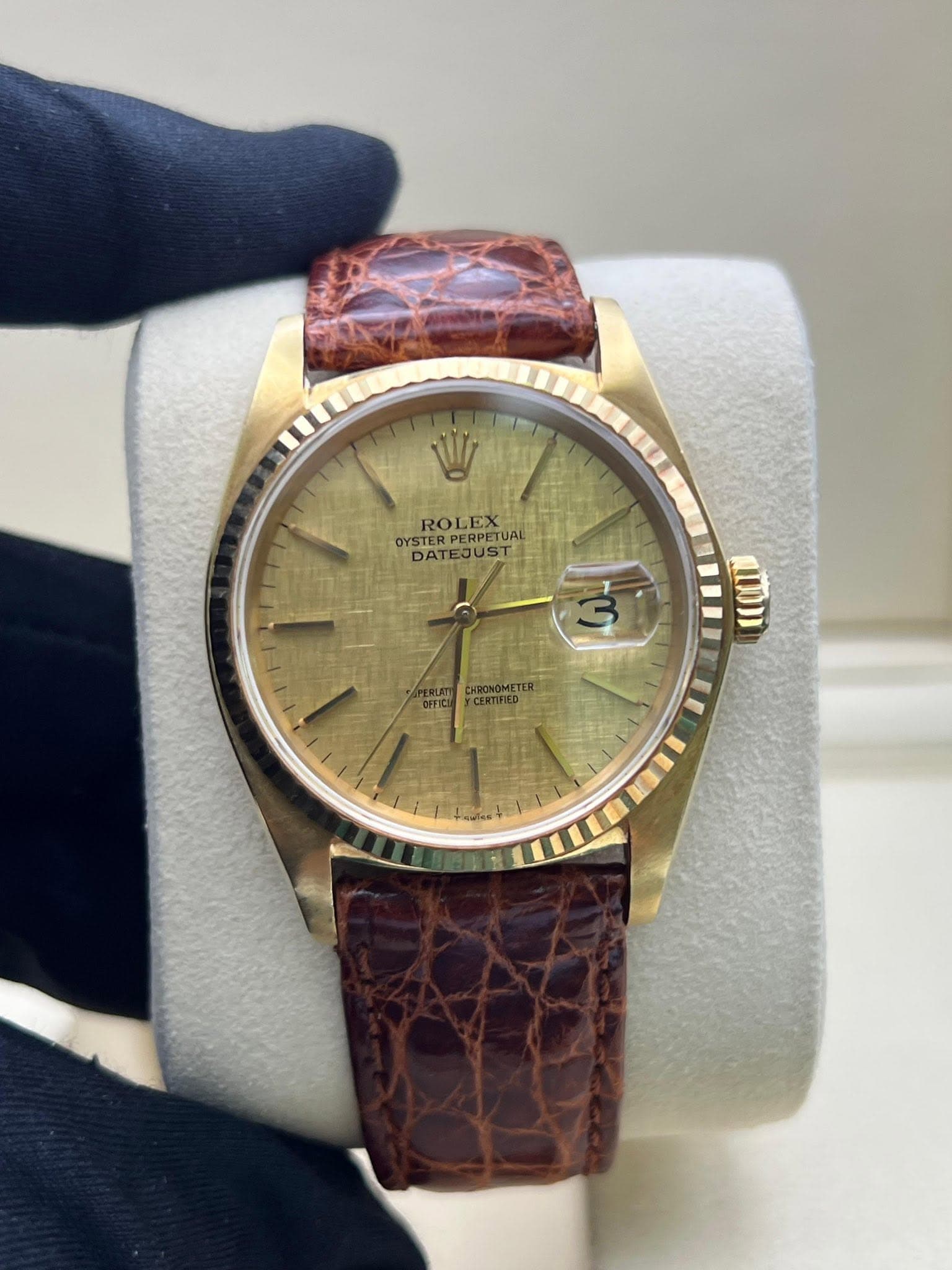 May be an image of wrist watch and text that says '시 W ROLEX ROLEX OYSTER OYSTERPERPETU PERPETUAL OYSTEREJUST TERPERPETUAL UAL PERPETUA DATEJUST ES DATE ၉ VIEE 0I1 I'