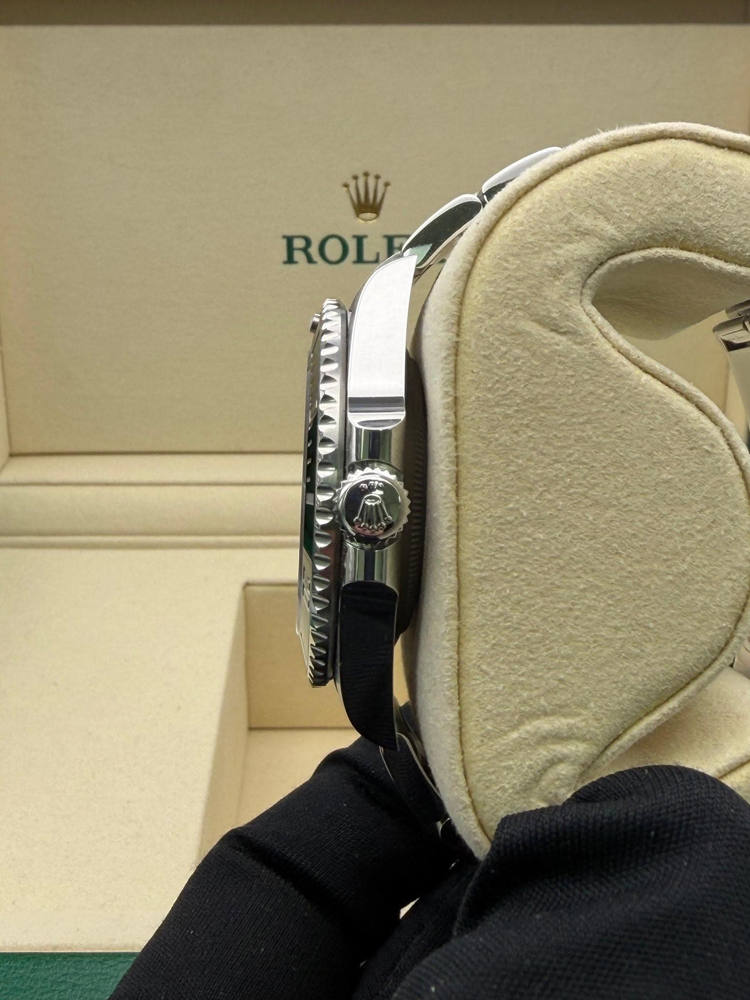 May be an image of wrist watch and text that says 'W ROL'
