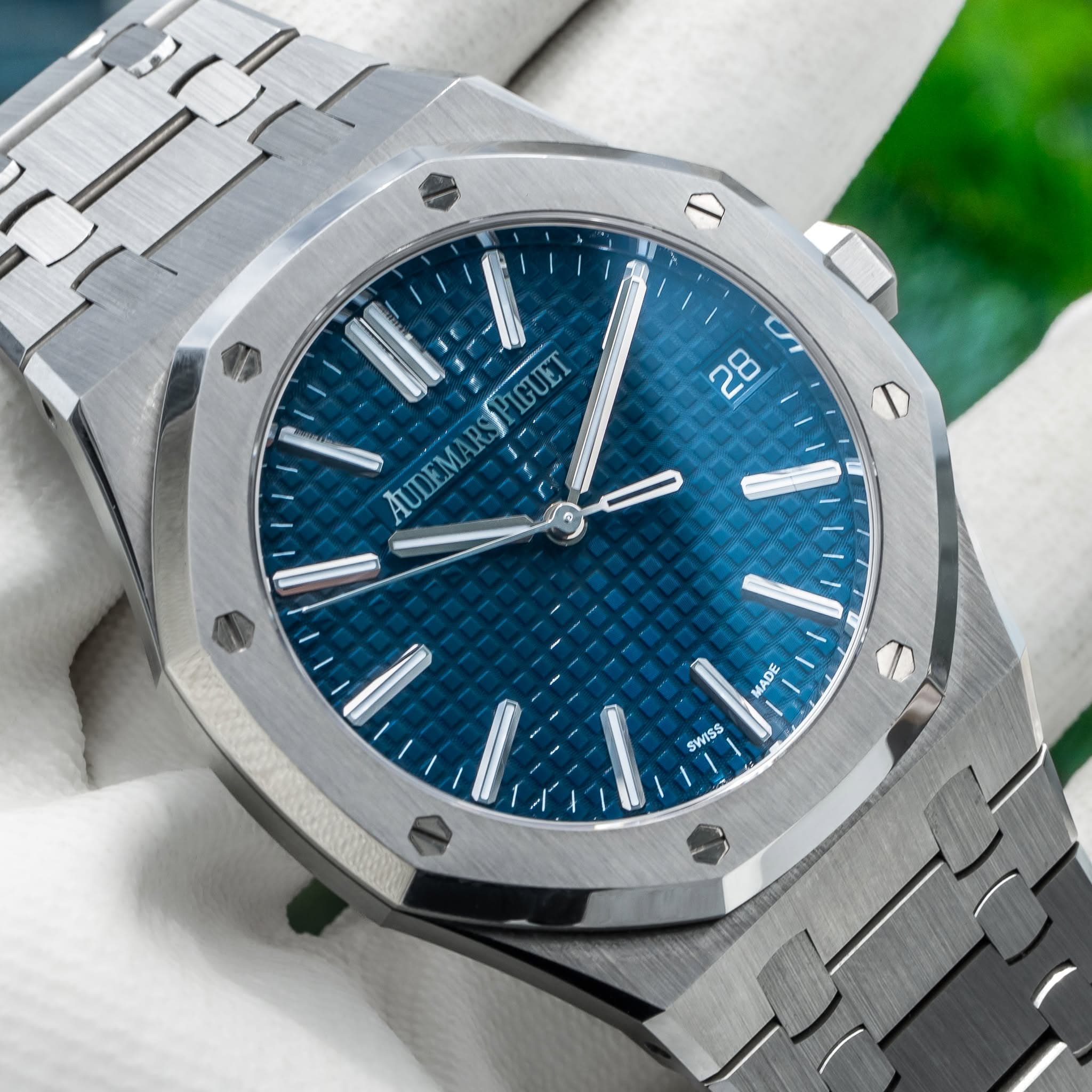 May be an image of wrist watch and text that says 'BIIL 0 20 00 AUDEMARSPIGUET AUDEMAR IGUET MΑA. ADE MADE SWse SWISS'