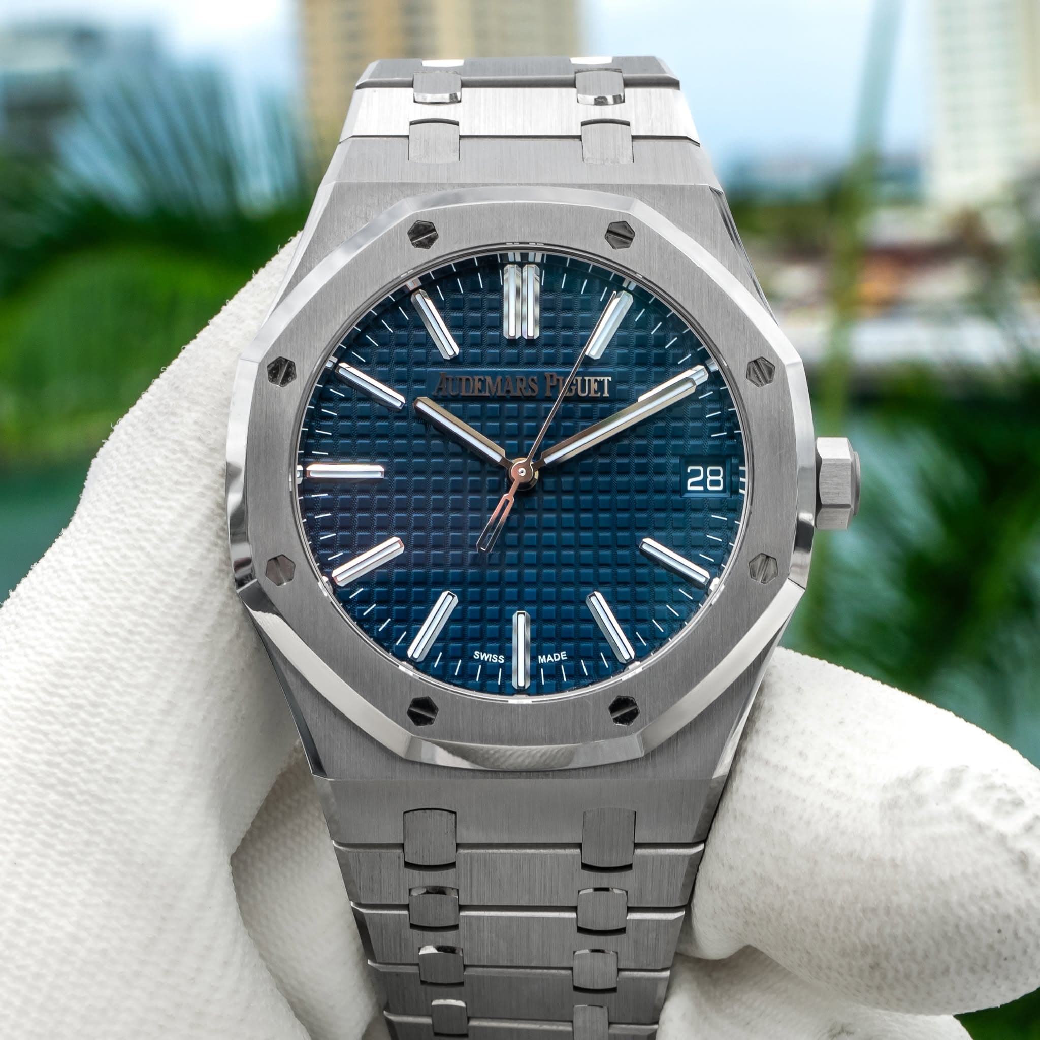 May be an image of wrist watch and text that says 'UET 28 5WS오 อี 1'