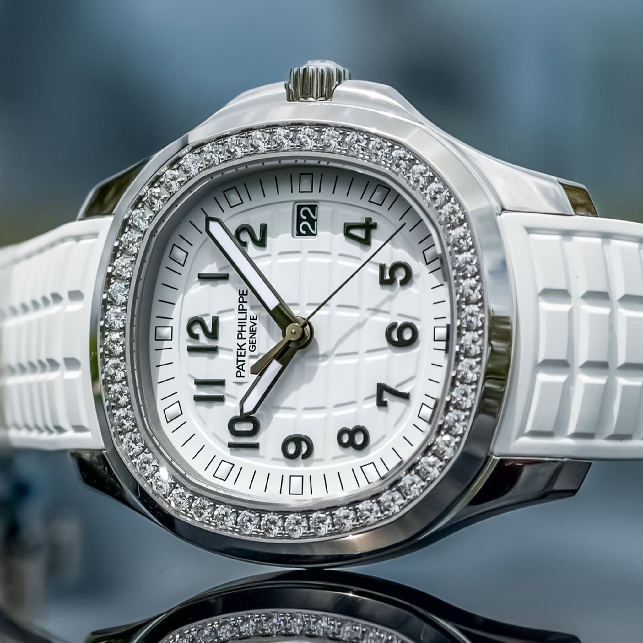 May be an image of wrist watch and text that says 'الهدد O 9 2 ข 27 さ و 12 PATEKPHILIPPE PHILIPPE PIVE GENEVE PATEK 1011١ ل 0 9 8'