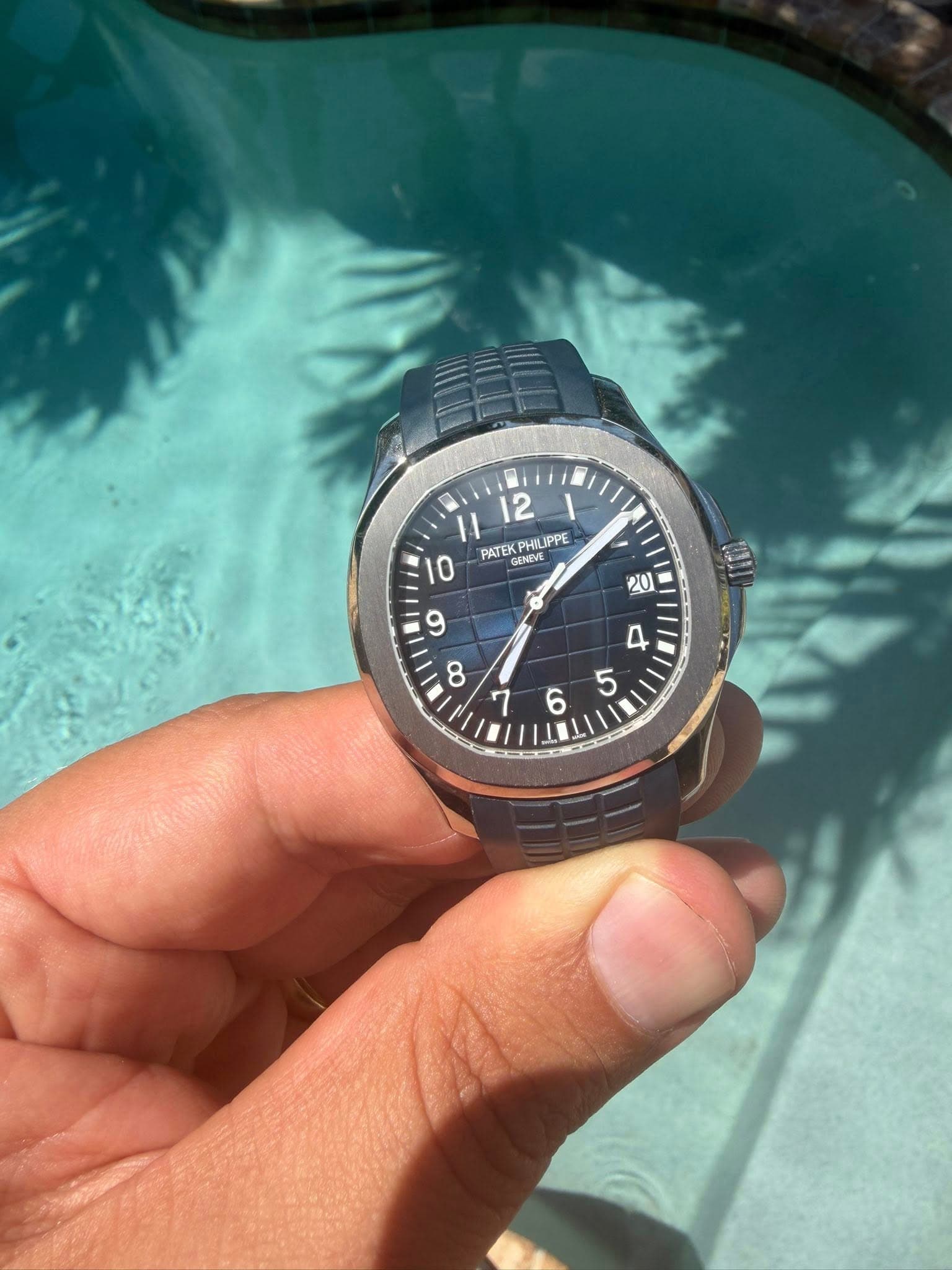 May be an image of text that says 'I I II 12 0 PATEK GIHEVE PHILIPPE و 6'