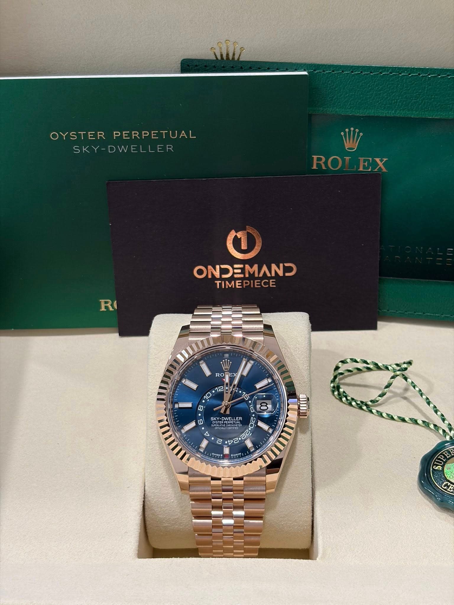 May be an image of wrist watch and text that says 'จโว OYSTER PERPETUAL W ROLEX R TIME IECE RO O - y แนก 4'