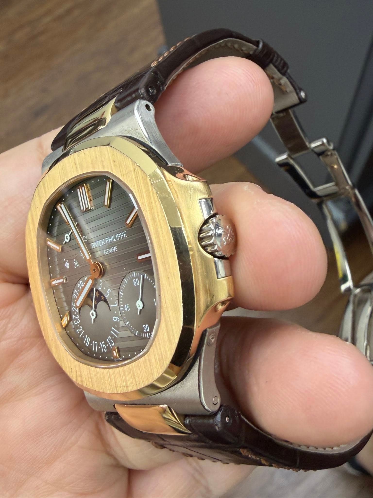 May be an image of wrist watch and text that says 'RATEK RATEKPHILIPPE PHILI HILIPPE GENEVE 60 IEo '
