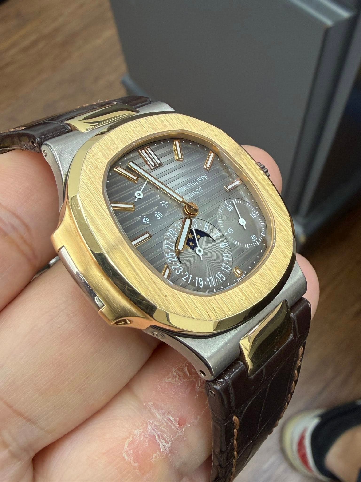May be an image of wrist watch and text that says 'I PHILIPPE PHI IPPE GENDS GENEVE 0 eaoa د ى I 50 TEIE 3 ss S 30 울 Sg و 24 18 2o !'