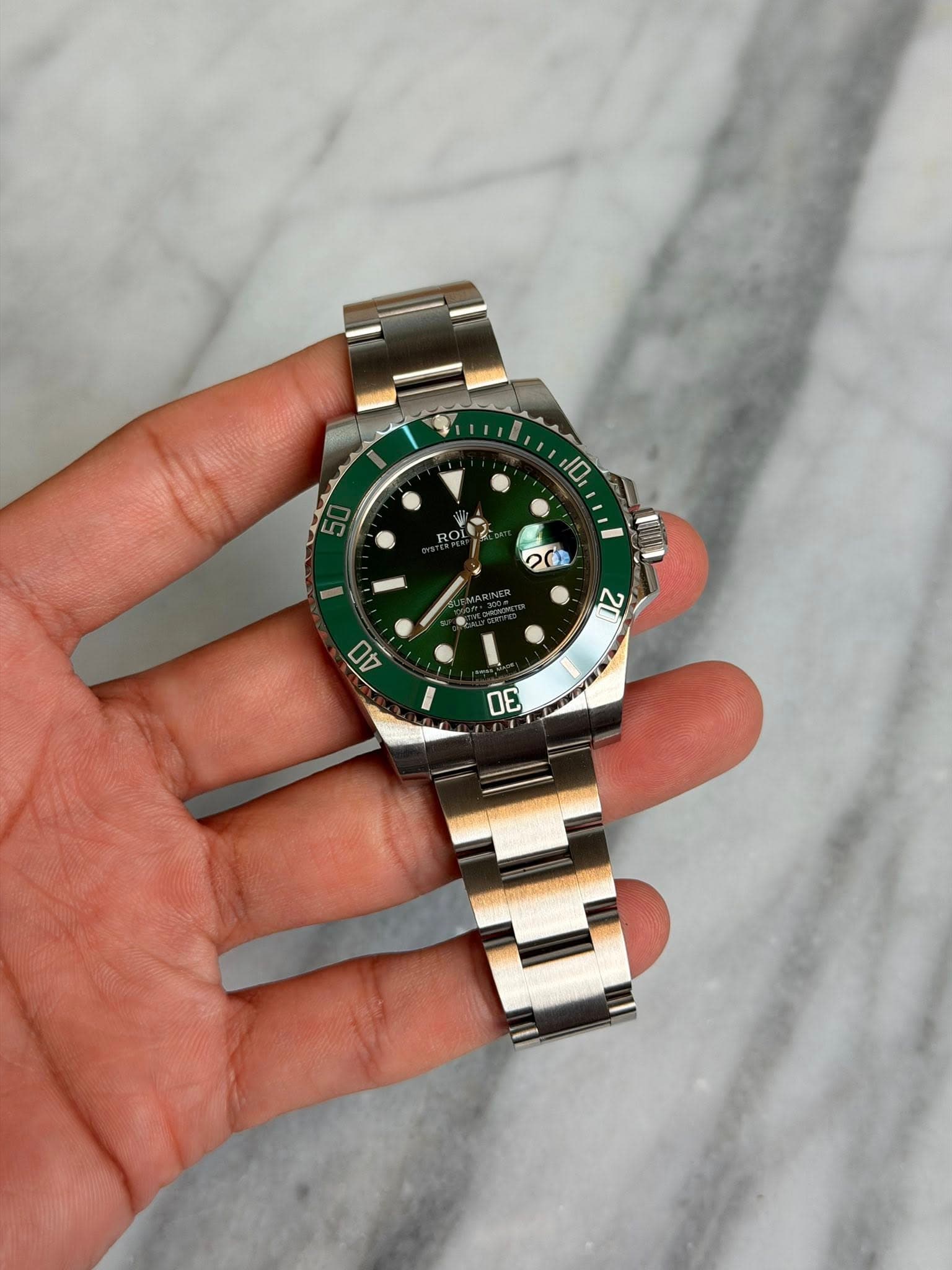 May be an image of wrist watch and text that says ' I DE'