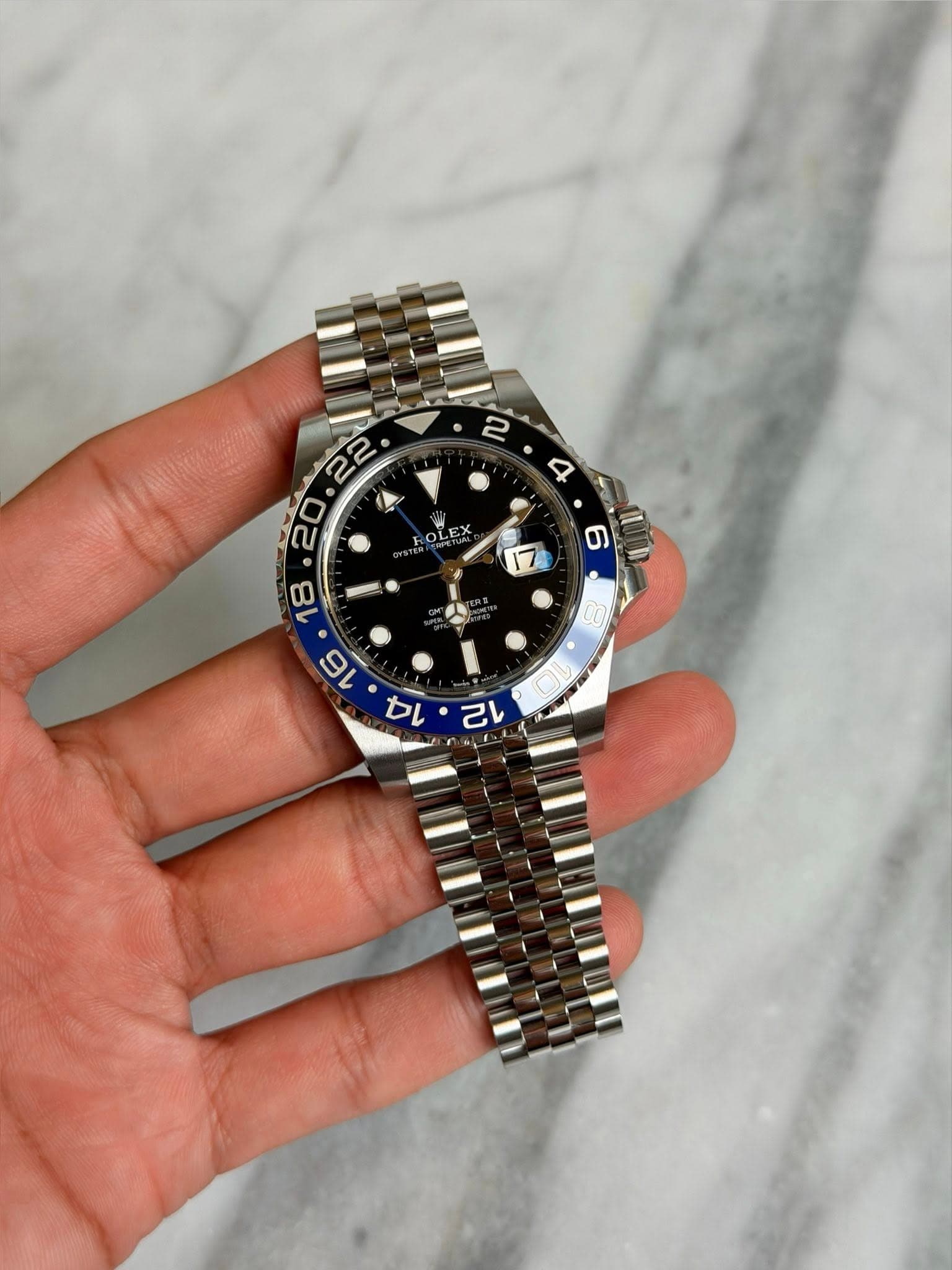 May be an image of wrist watch and text that says ' OLE شه 8 16 bl 2レ 2レ'