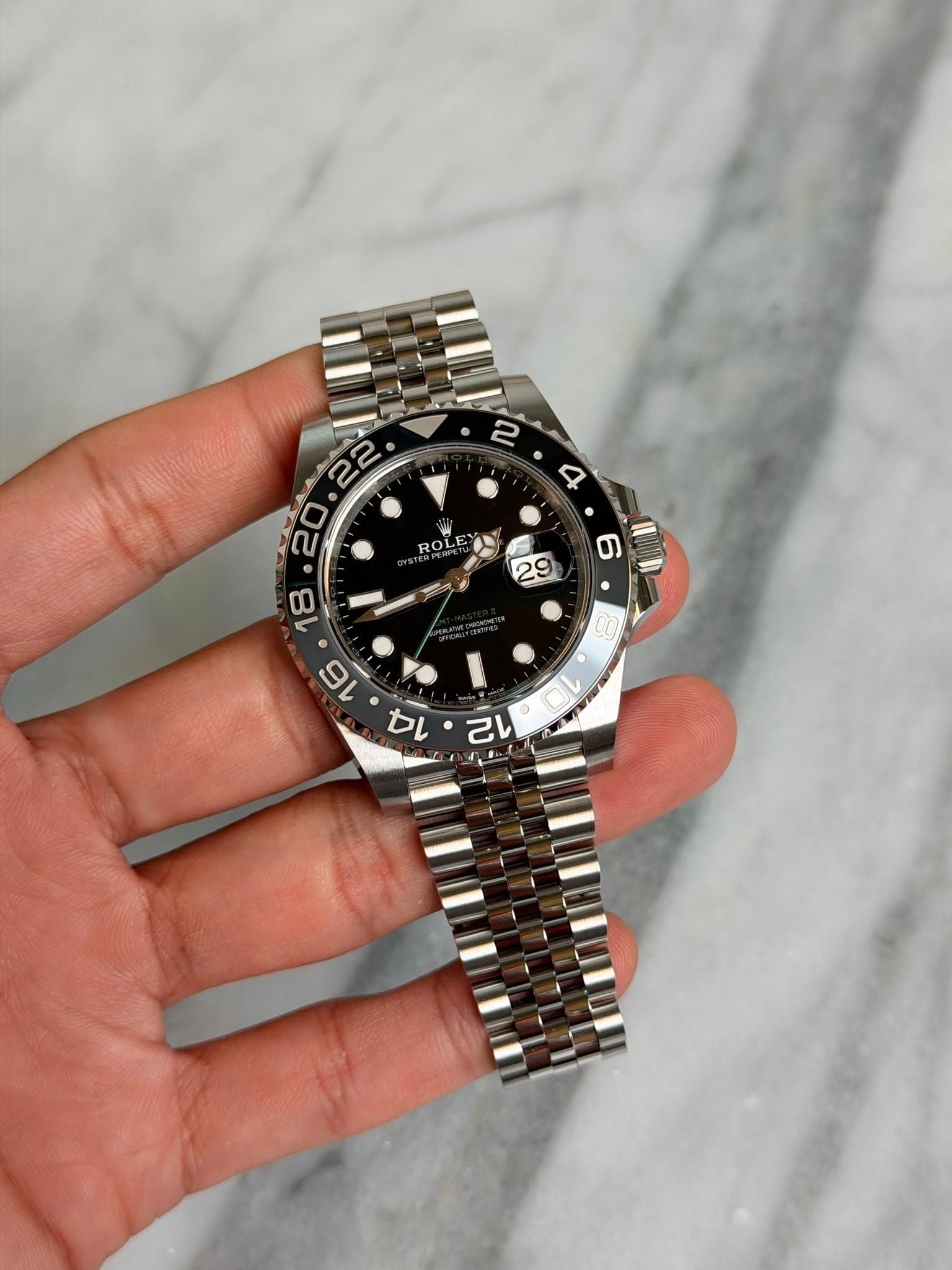 May be an image of wrist watch and text that says '2 20.22 Ro ROLEY 22 2 20 ល 18 ο 29 16 わ・さい bl 21'