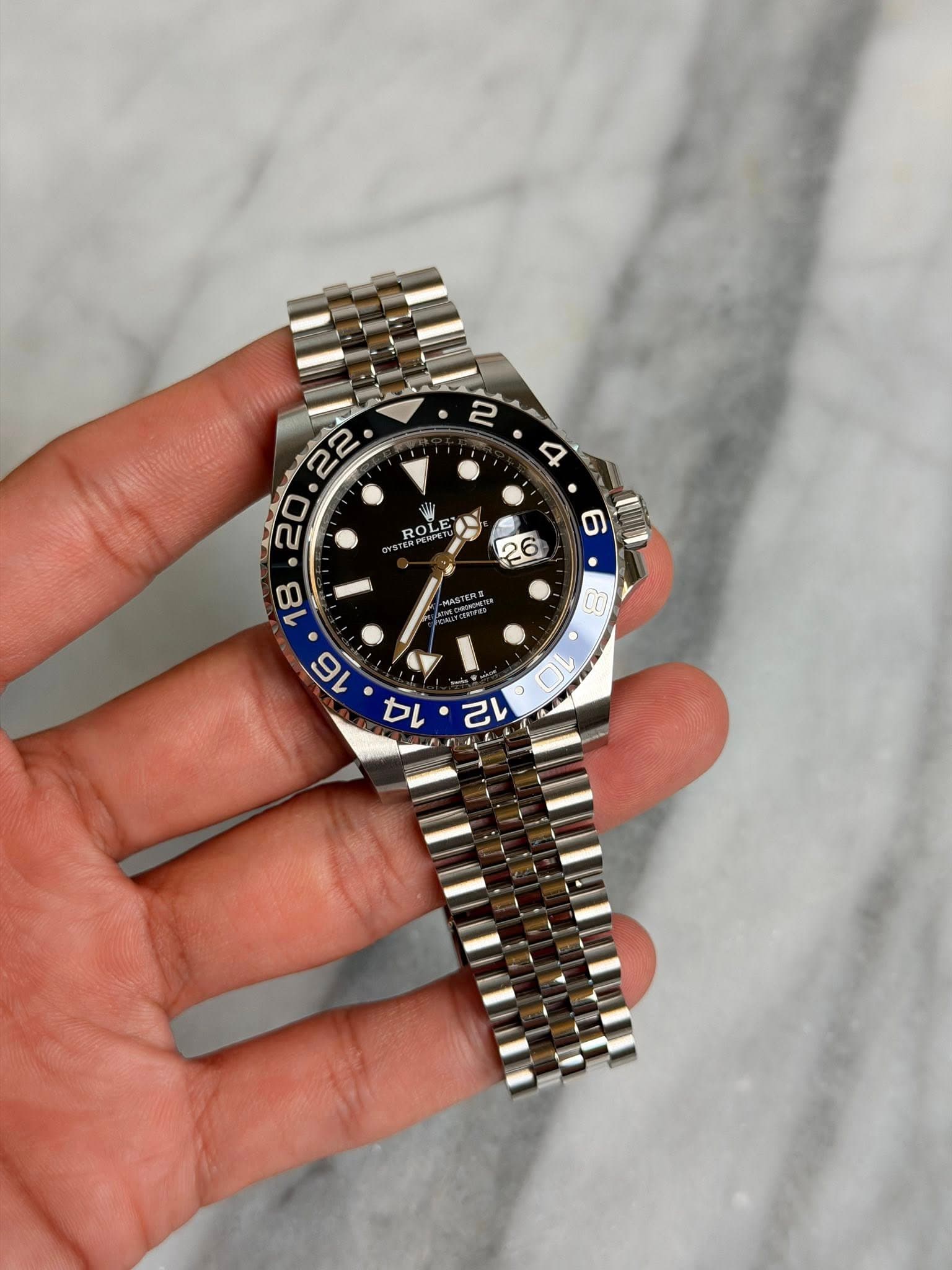May be an image of wrist watch and text that says ' ROL OL VSTE 8 و 26 3 • 16 L 마리 لم'