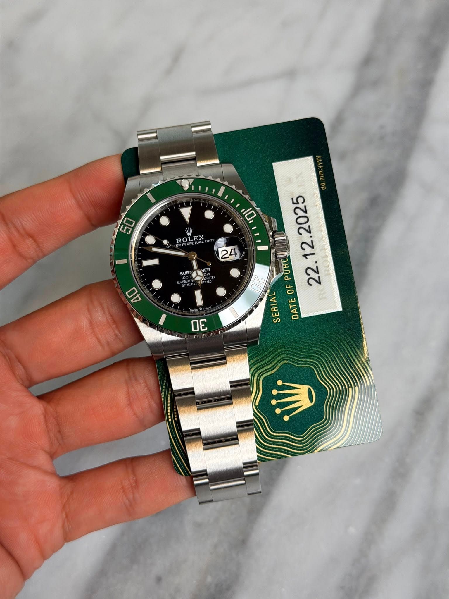 May be an image of wrist watch and text that says '50 0 ROL 24 40 12. 蔚 OF F 22 SERIAL DATE'