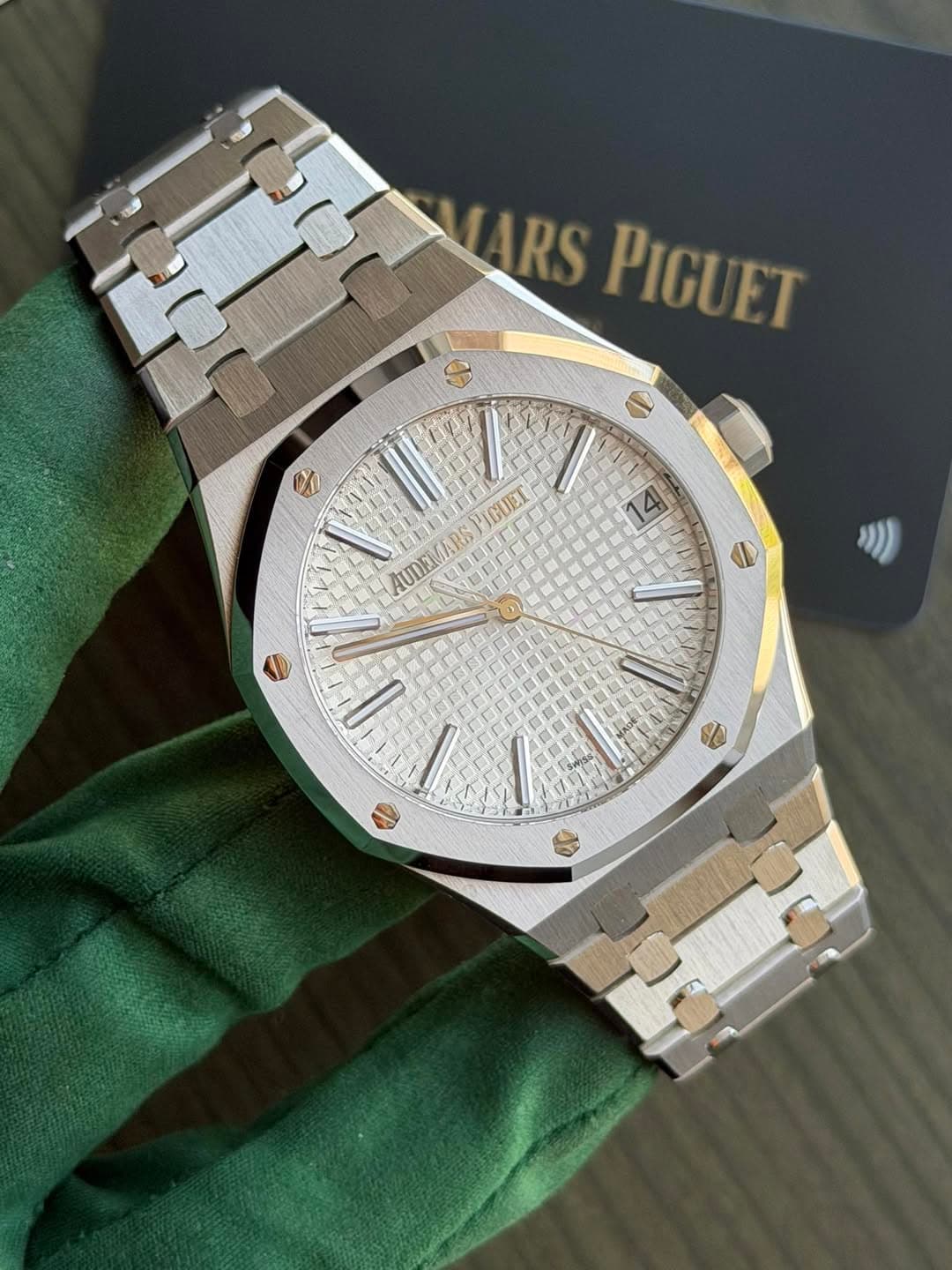 May be an image of wrist watch and text that says 'MARS PIGUET ET M 4 IQUEL AUDEMARS AUMEMARSPICUET KICl I 盛'