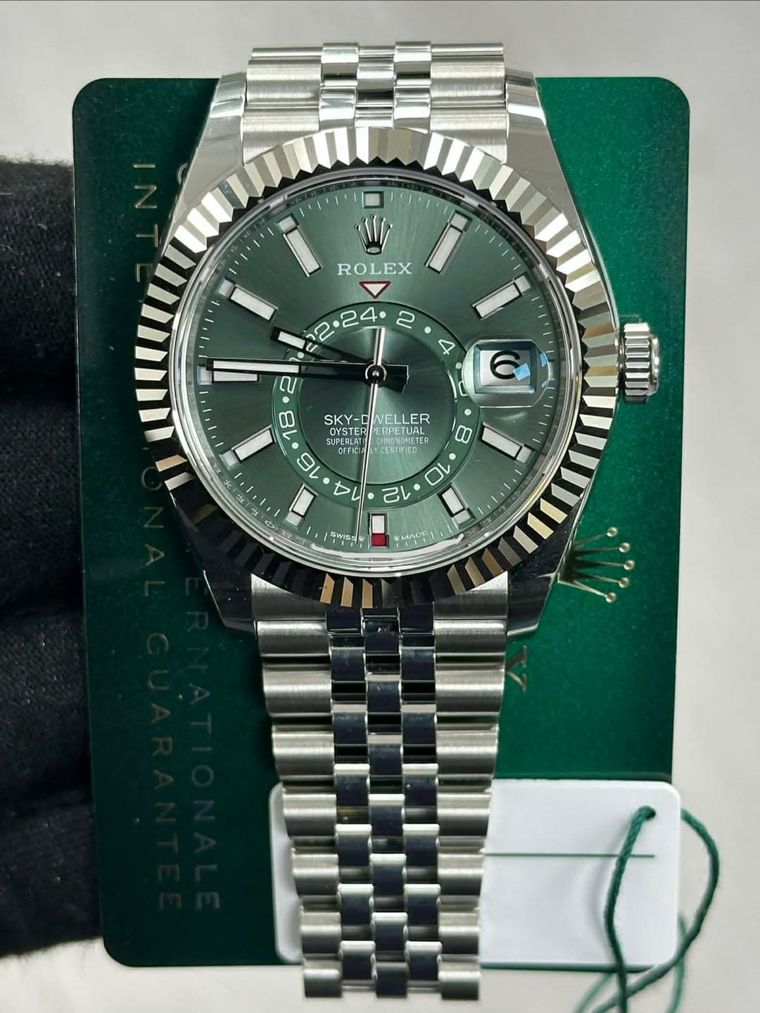 May be an image of wrist watch and text that says 'ROLEX จ လ D 4 - ប س SKY-DINELLER SKY- NELLER SPEELAT CE TER 1 CFFICA YCERTIFICD L 1 ी 00 n 2L T SWIS M MADEA'