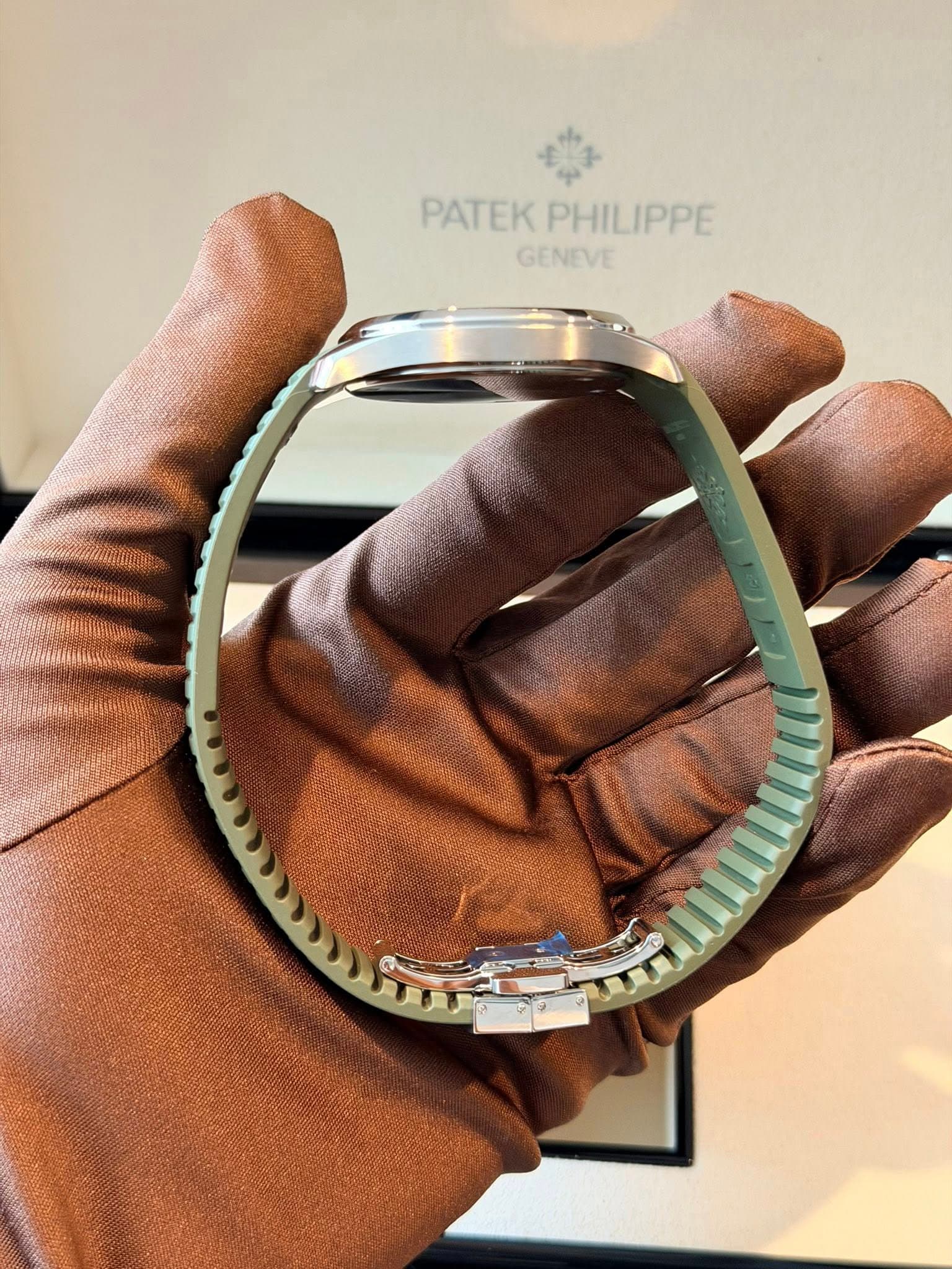 May be an image of wrist watch and text that says 'PATEK PATEKPHILIPPE PHILIPPE GENEVE'