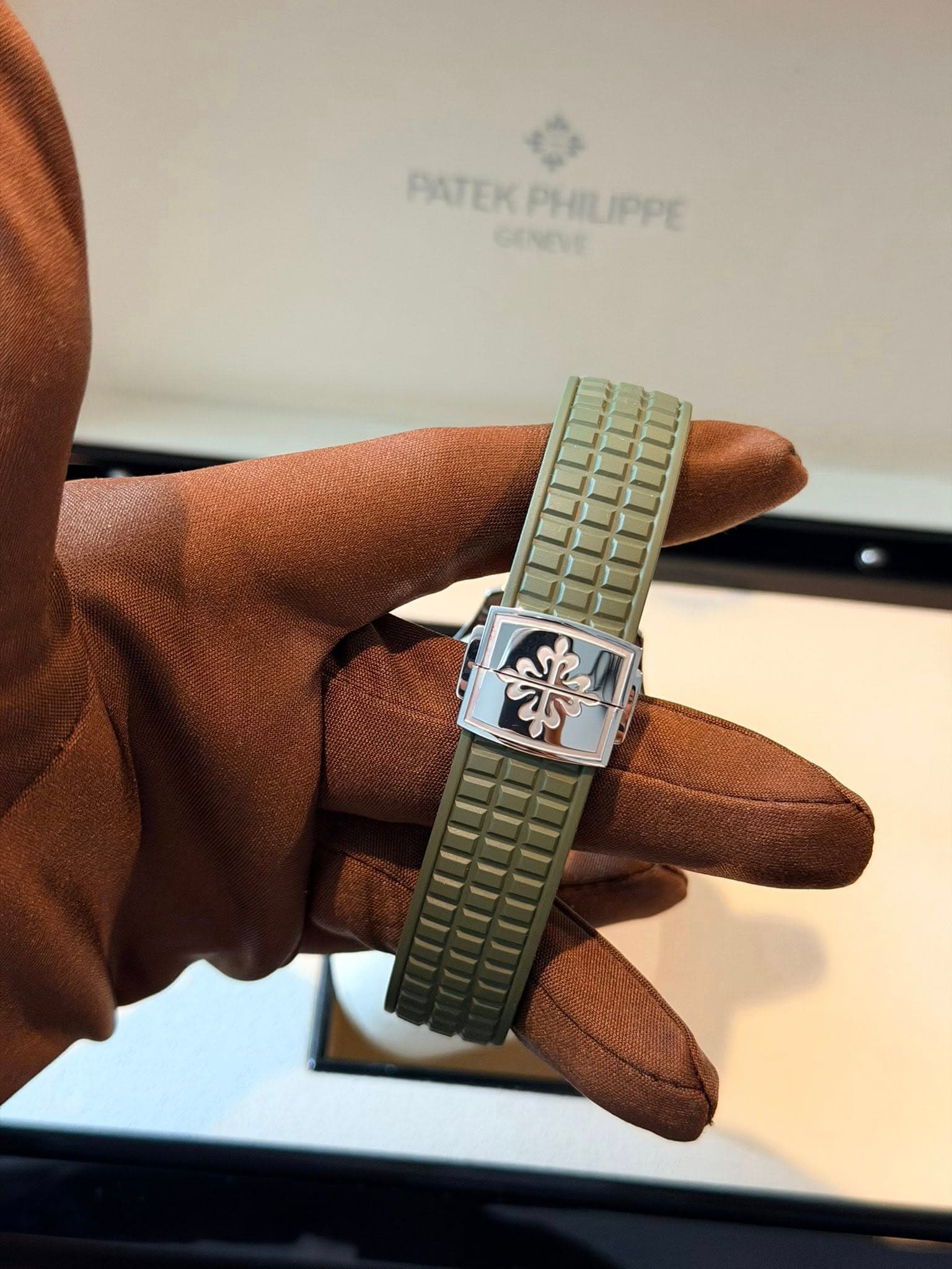 May be an image of wrist watch and text that says 'PATEK PATEKPHILIPPE PHILIPPE CENVE দয NR'