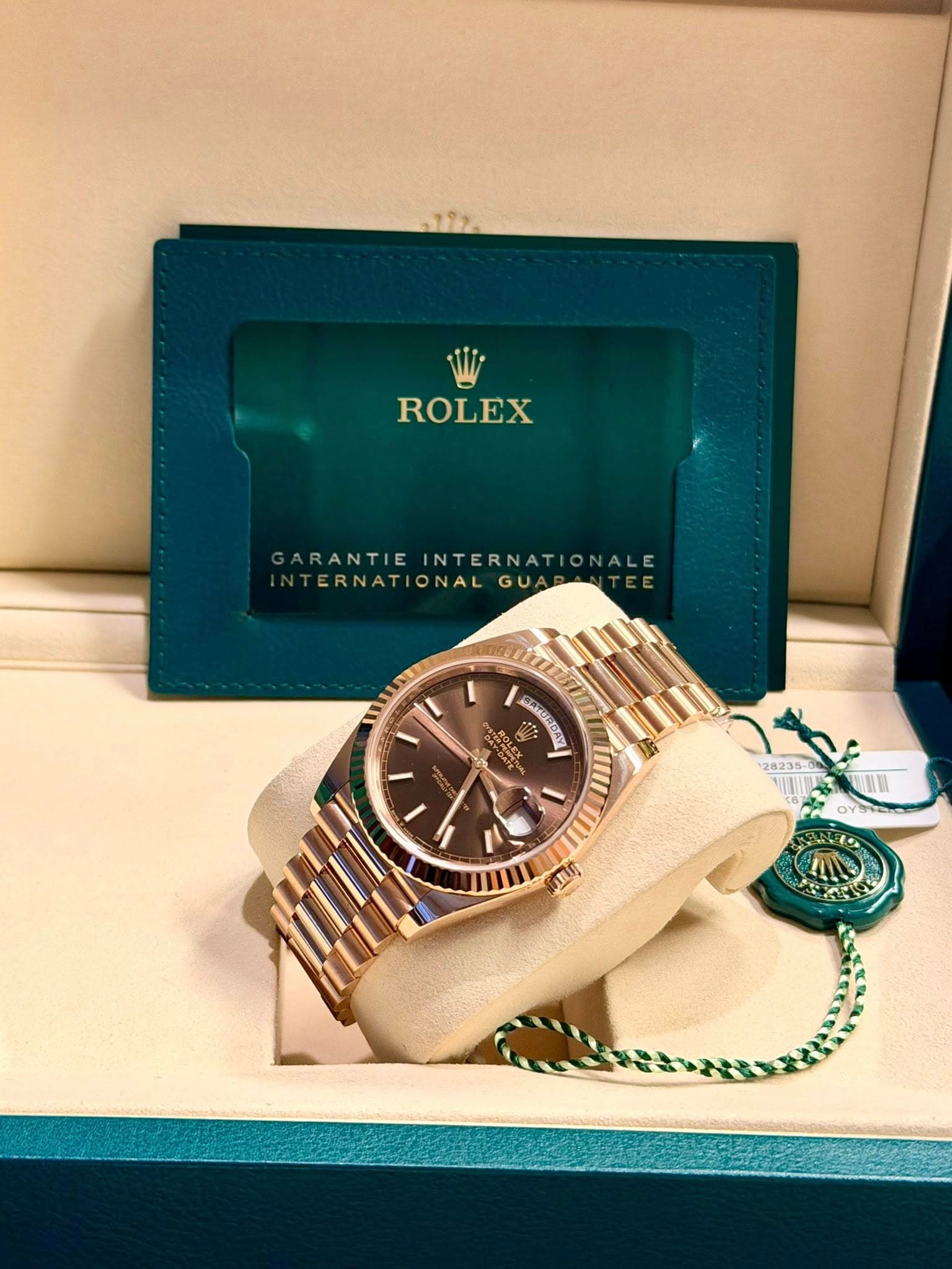 May be an image of wrist watch and text that says 'ROLEX ARANTIE INTERNATI ARANTIEINTERNATIONALE ONALE ERNATIONAL ONAL GUA ች まだ焼 DU t け O DAY 28235 UNE E'