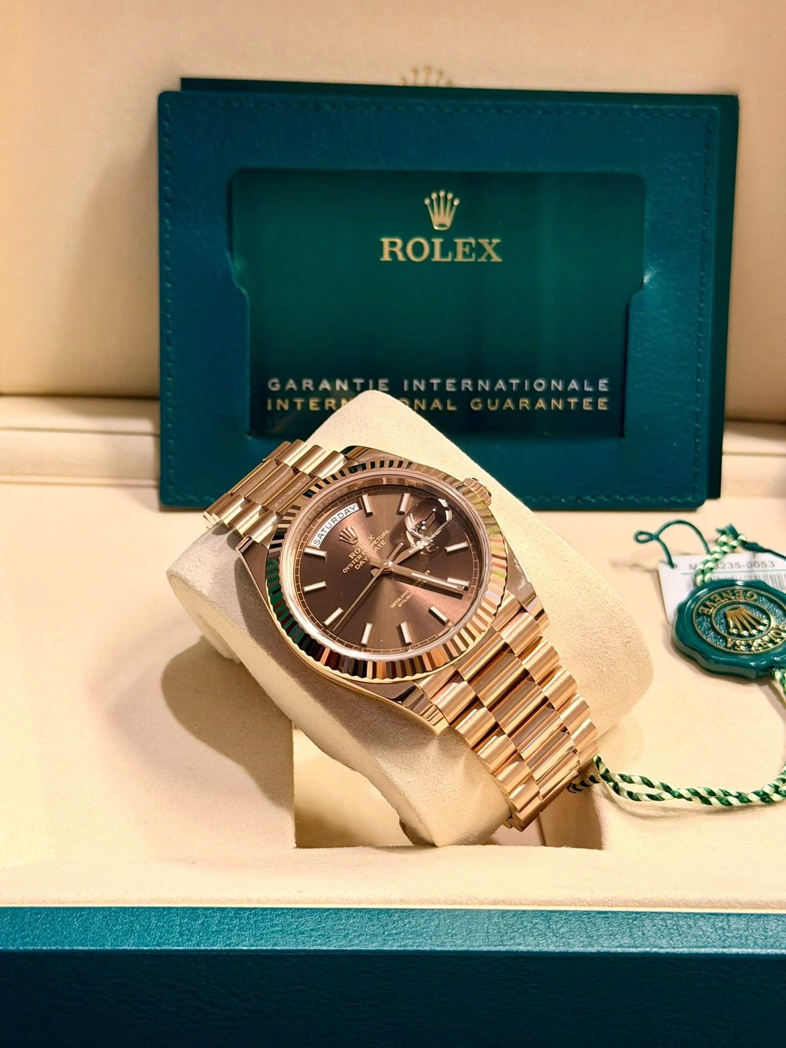 May be an image of wrist watch and text that says 'ROLEX ARAN INTERNATIONALE RANTEE SIE'