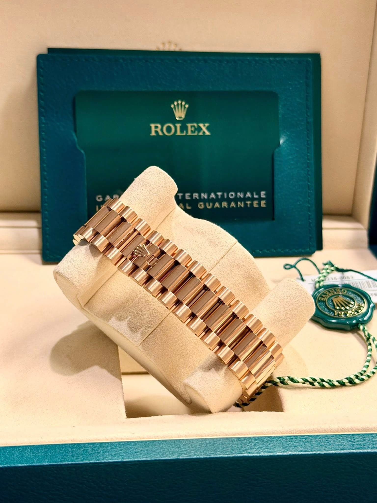 May be an image of wrist watch and text that says 'ROLEX ERNATIONALE IONALE ERNATI GUARANTER U'