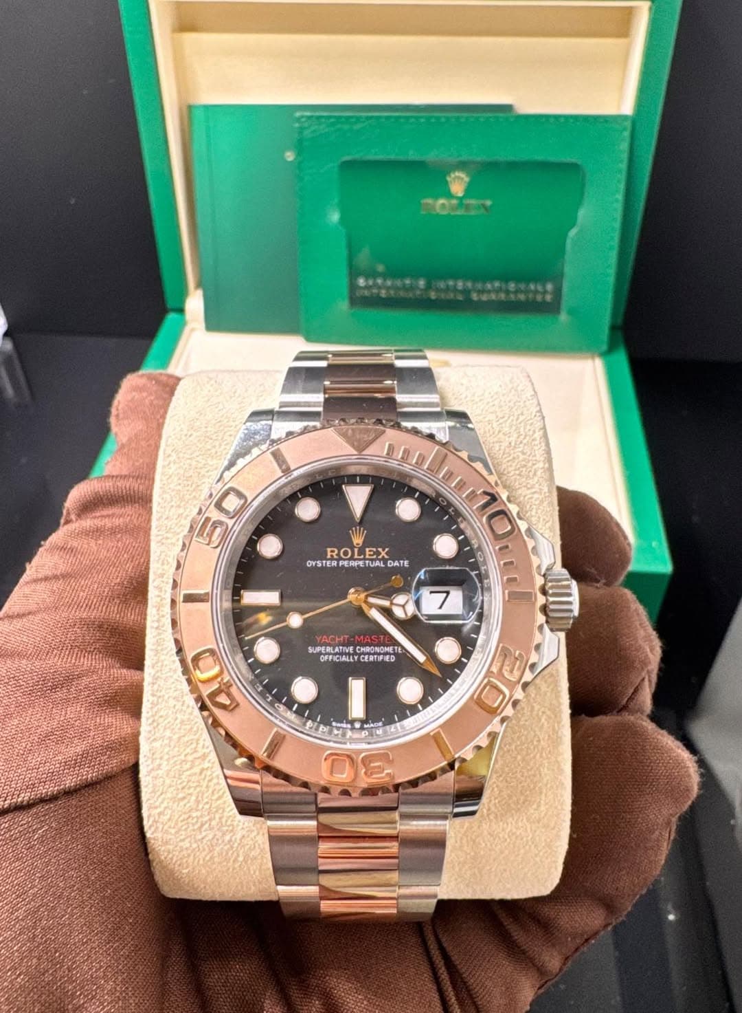 May be an image of wrist watch and text that says 'Cal 50 매 ROL ROLEX OTROLEXDATE RO OYSTER OYSTERPERP PERP PERPETL RPETU TUAL JAL DATE YACHY CHRENGHETI SUPERLATIVE…