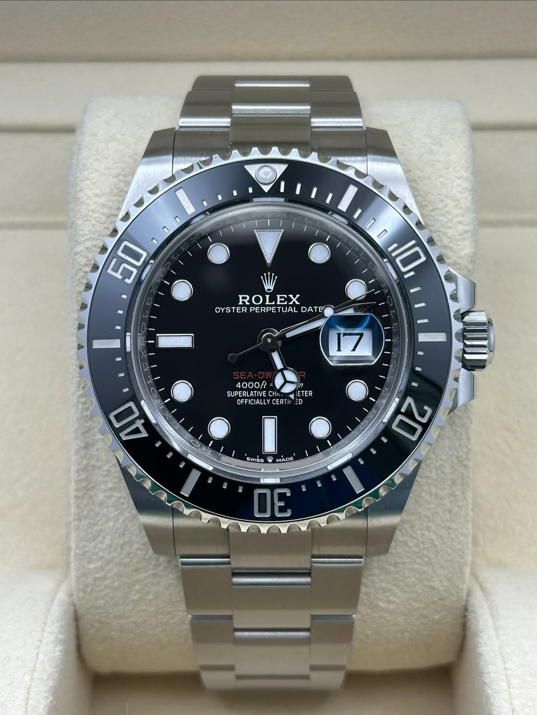May be an image of wrist watch and text that says '0 50 r 0 10 ROLEX OYSTERPERPETUALDATE OYSTER OYS PERPETUAL DAT DATE TE AT 17 TER 4000円 SUPERLATIVE NEC OFFICIALLYCE CERT I 6илAa…
