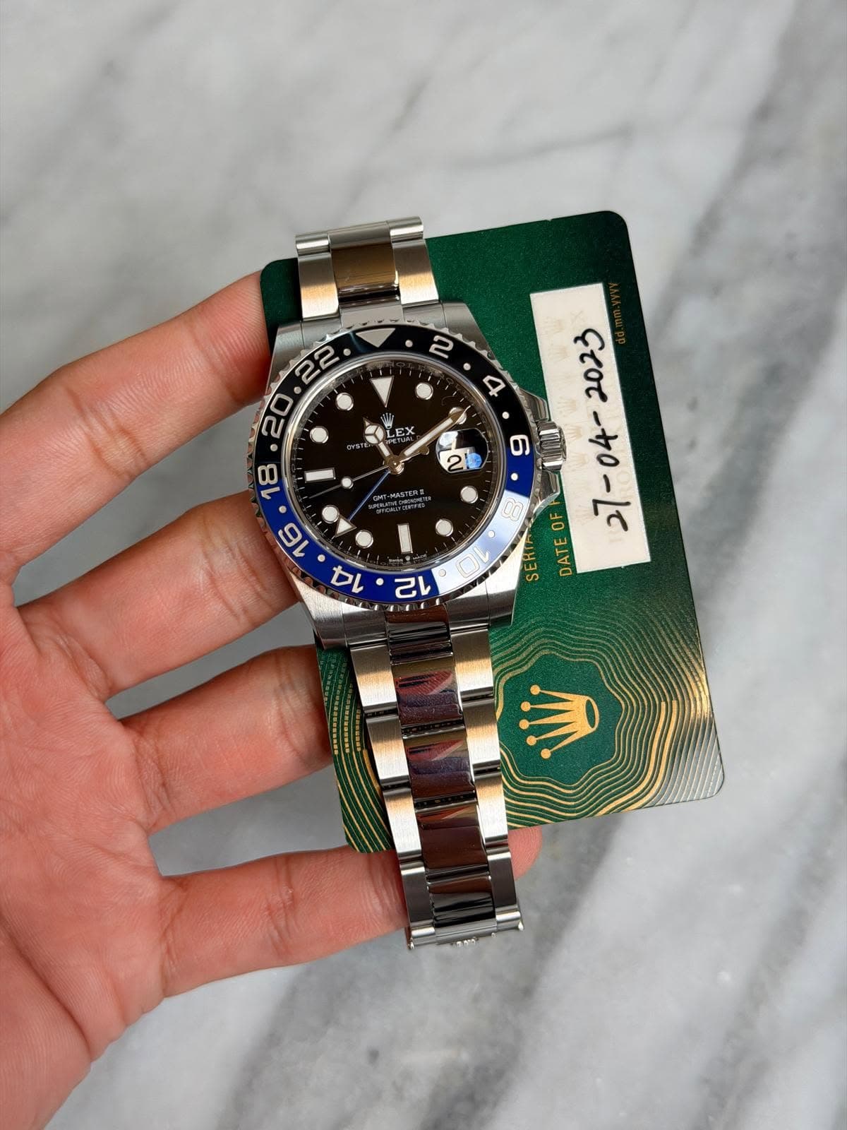 May be an image of wrist watch and text that says '2 4 O EX X 2 MASTERE CRlNN 마.리 己 กน مین OF - • त SE DATE'