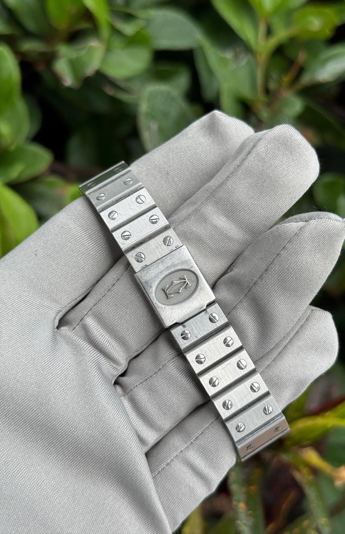 May be an image of wrist watch, measuring stick and text that says 'S O O 9 O د NO'