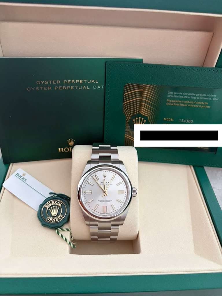 May be an image of wrist watch and text that says 'PERPETUAL TUALDAT UAL DAT ROLEX / ل ROA = U שחור, ROLEXSA POLE W W CENEVE GENE S PR I'