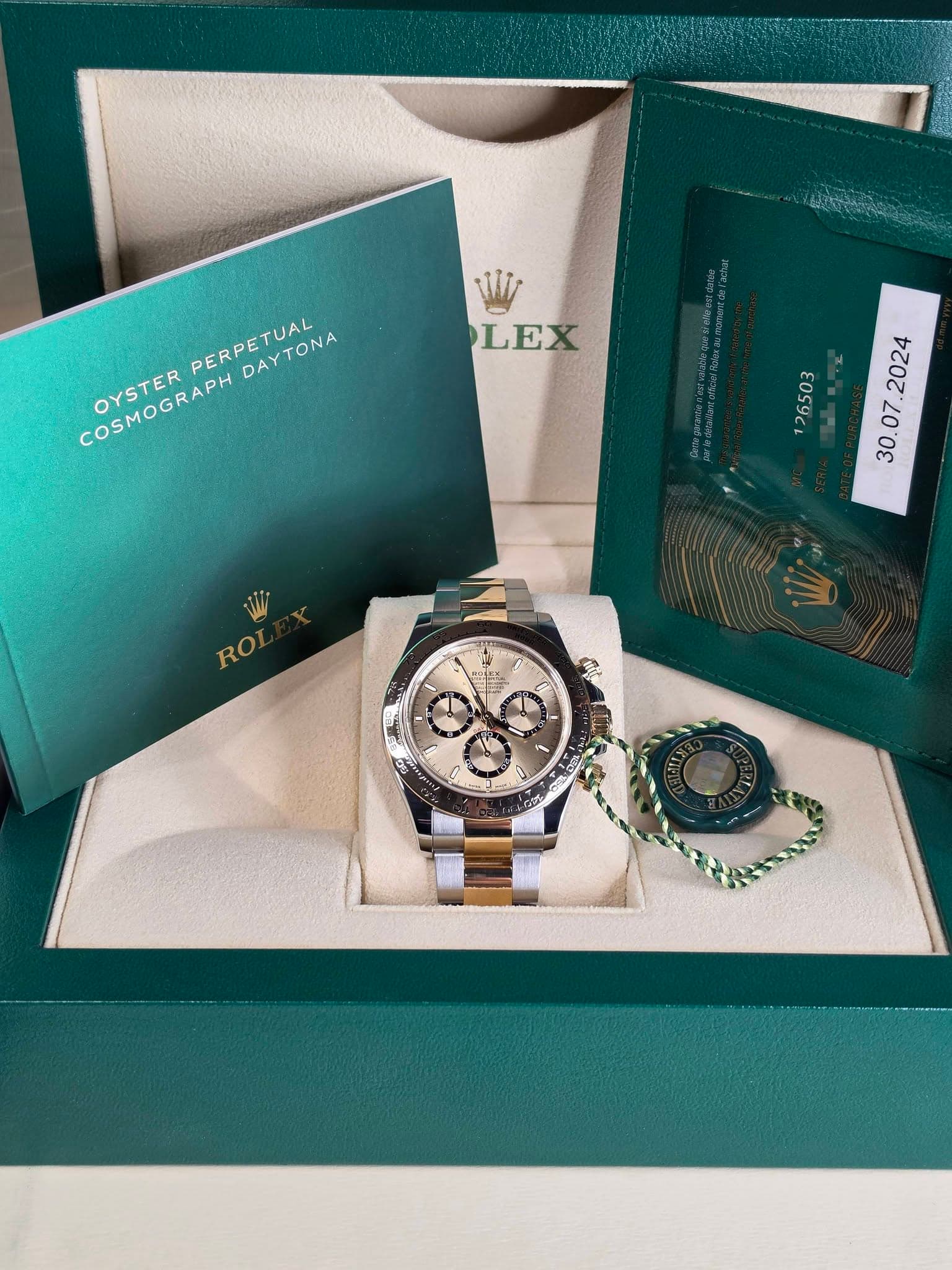 May be an image of wrist watch and text that says '1i LEX PERPETUAL DAY DAYTONA COSMOGRAPH OYSTER . ROI 發 L $ ل'