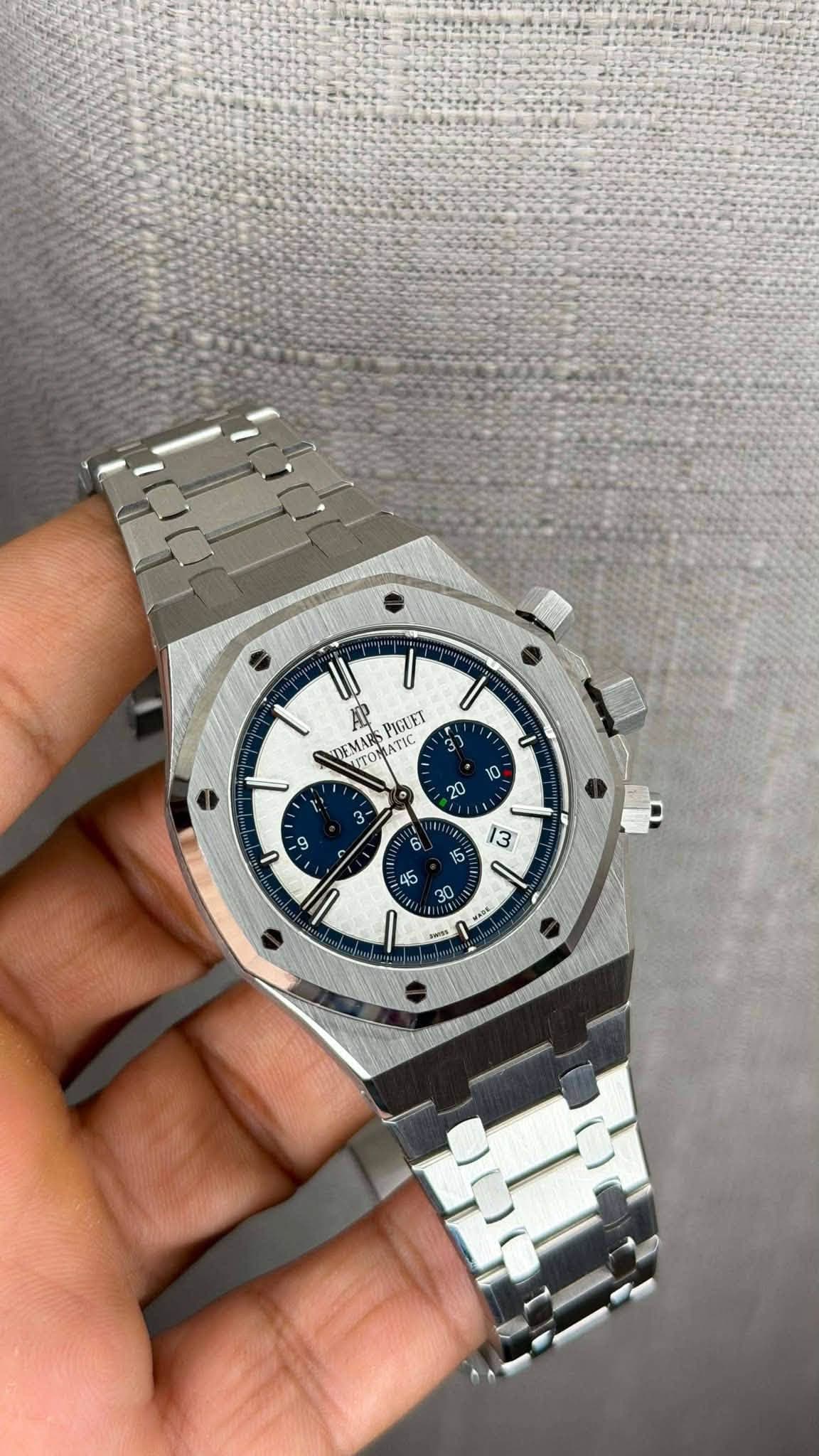 May be an image of wrist watch and text that says 'II AP PIGUET EMAR ATIC C TO ITOMA 0 I ರ್రಿ 0 NID4'